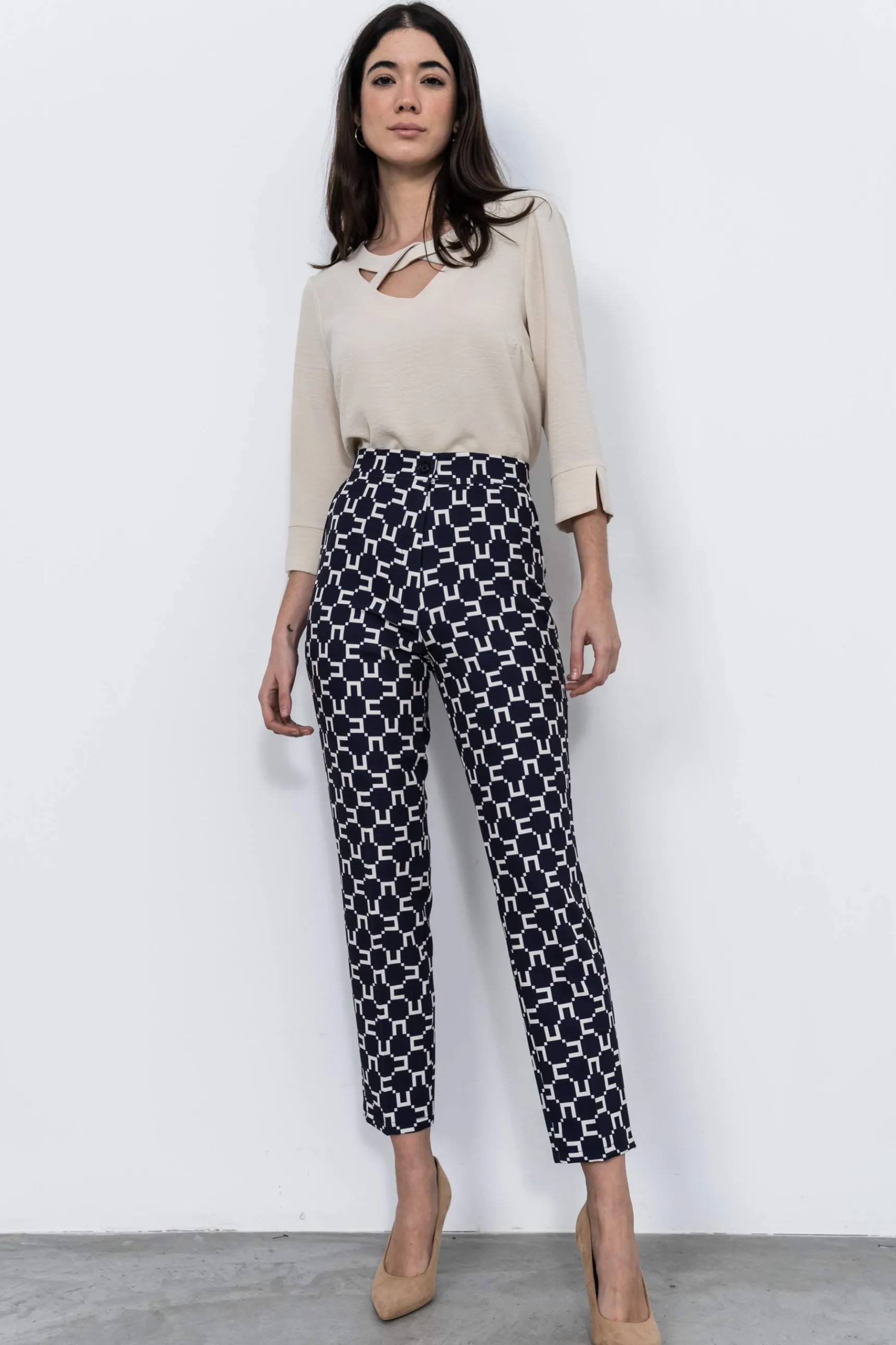 blusa_cruceta_cuello_beig_6.webp Precchio Blusas Y Camisas<BLUSA CRUCETA CUELLO BEIGE