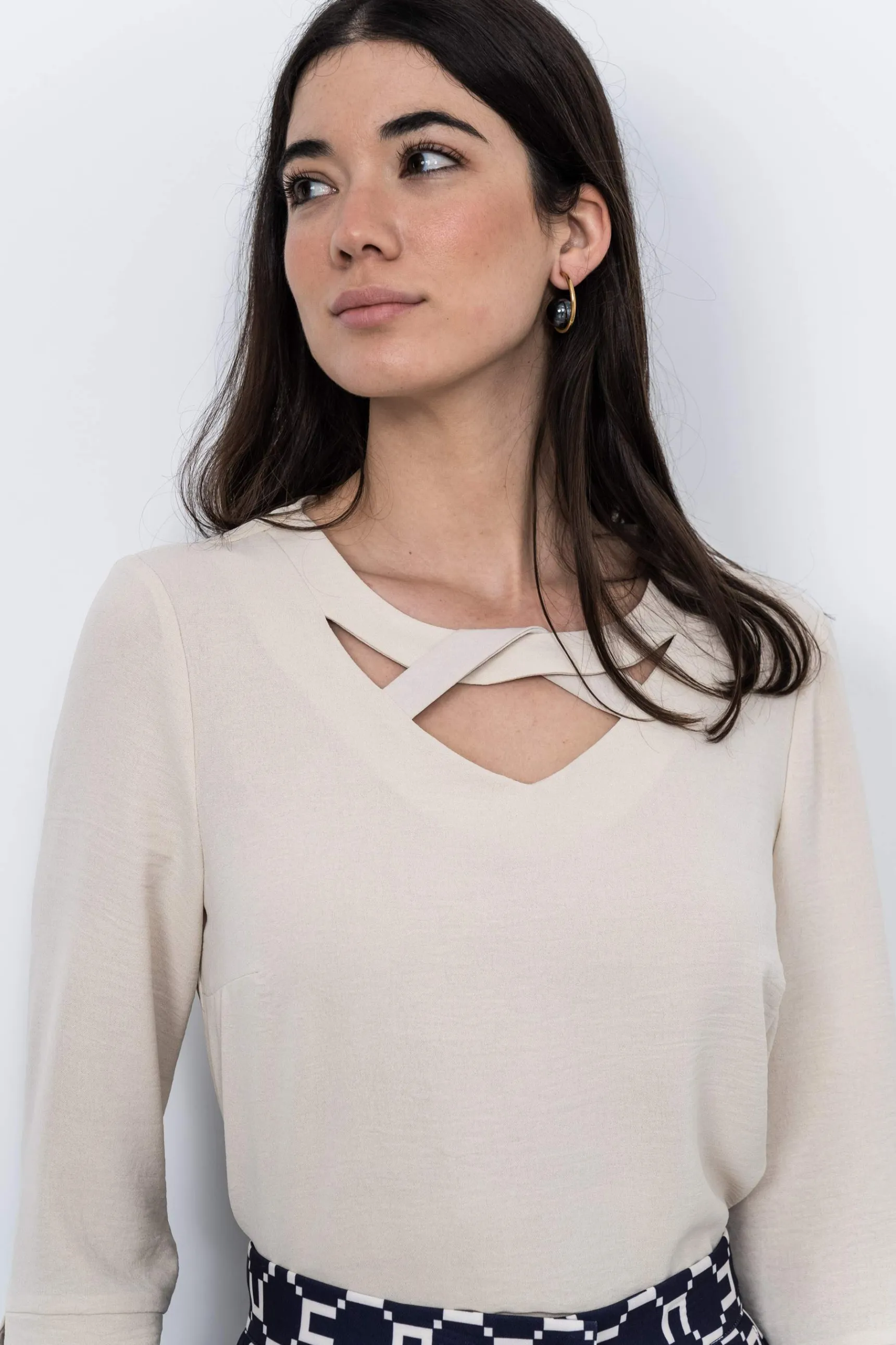 blusa_cruceta_cuello_beig_7.webp Precchio Blusas Y Camisas<BLUSA CRUCETA CUELLO BEIGE