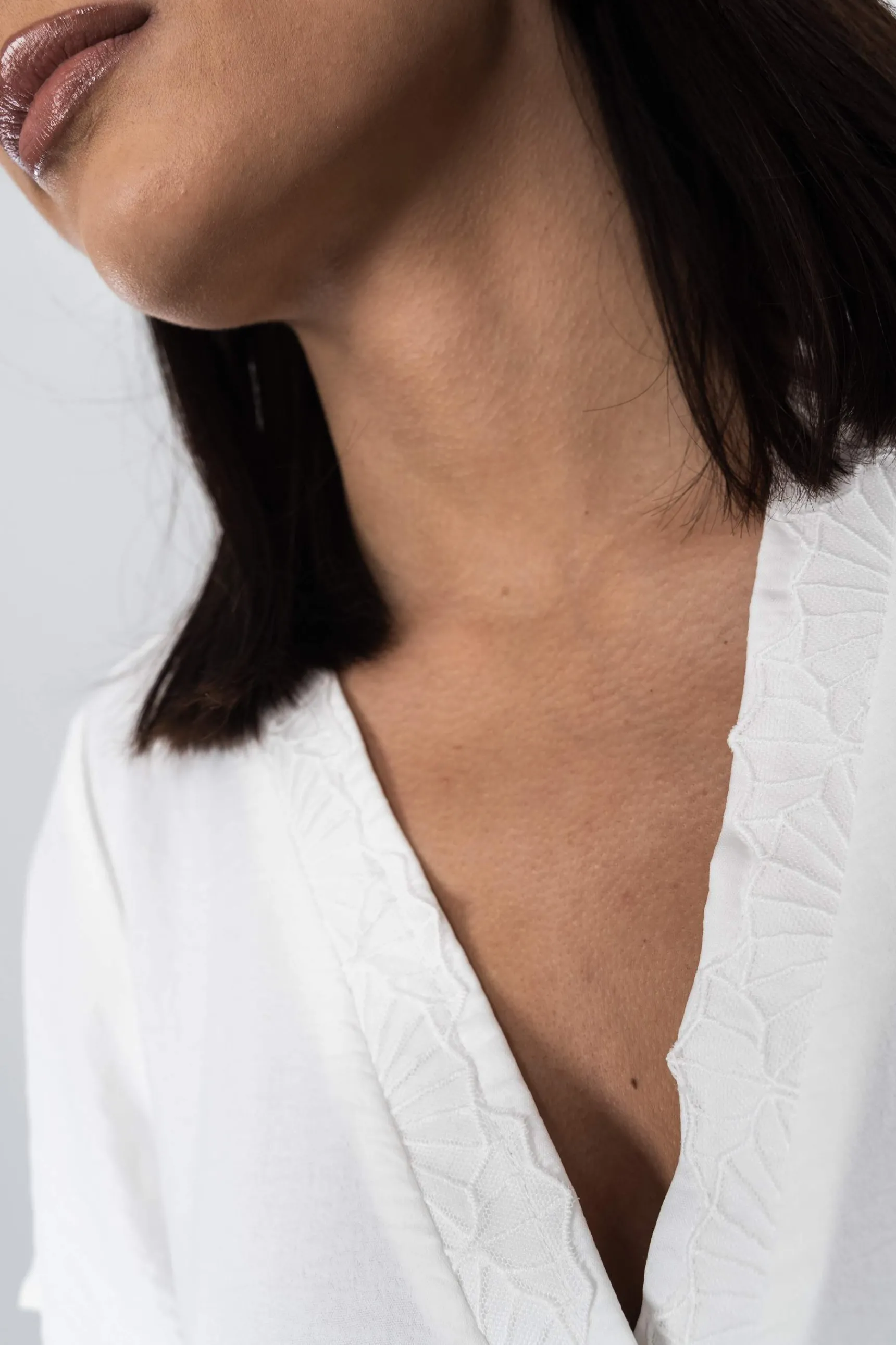 blusa_cuello_pico_fantasa_3.webp Precchio Blusas Y Camisas<BLUSA CUELLO PICO FANTASÍA