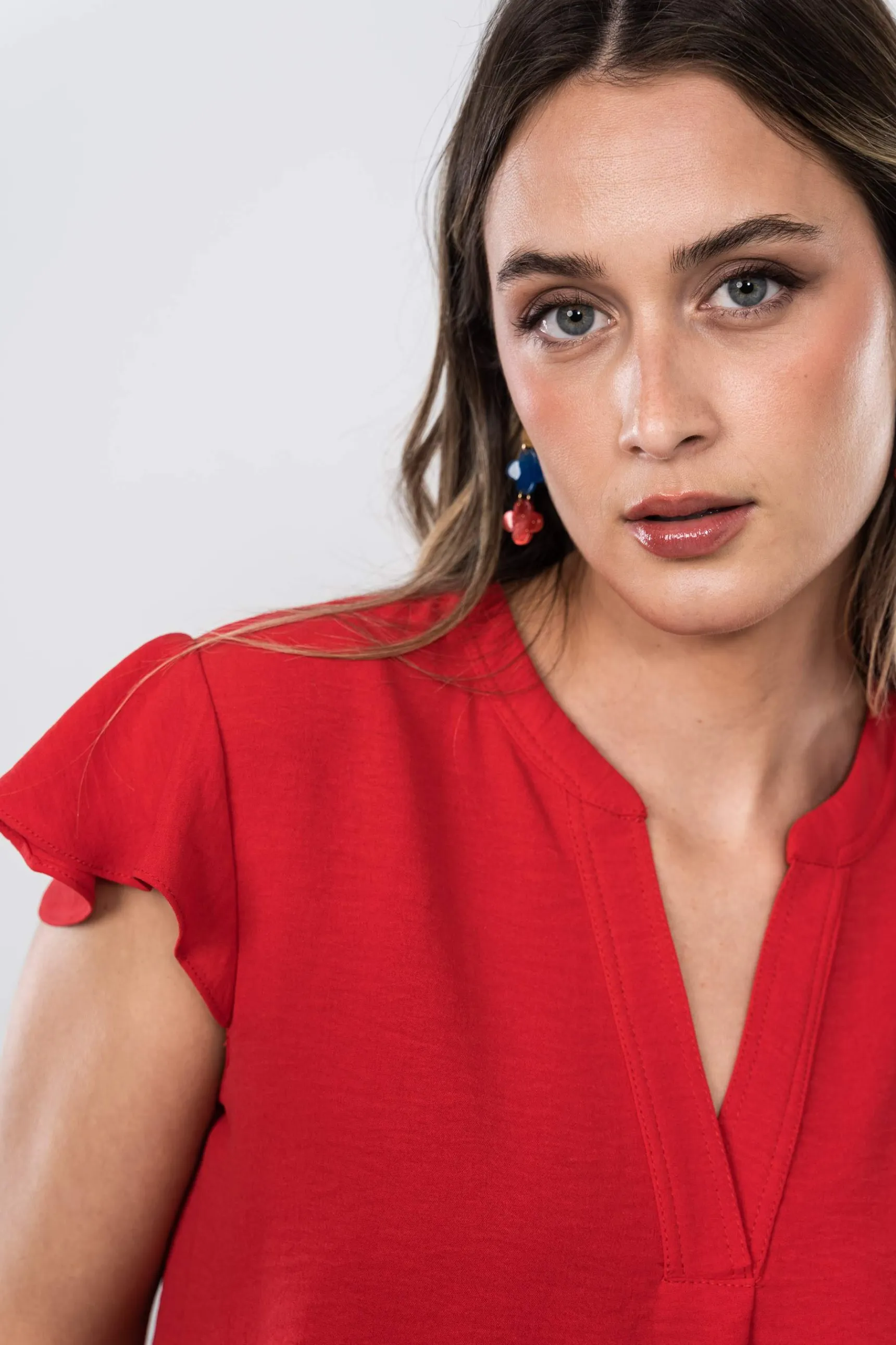 blusa_cuello_uve_rojo_6.webp Precchio Blusas Y Camisas<BLUSA CUELLO UVE ROJO
