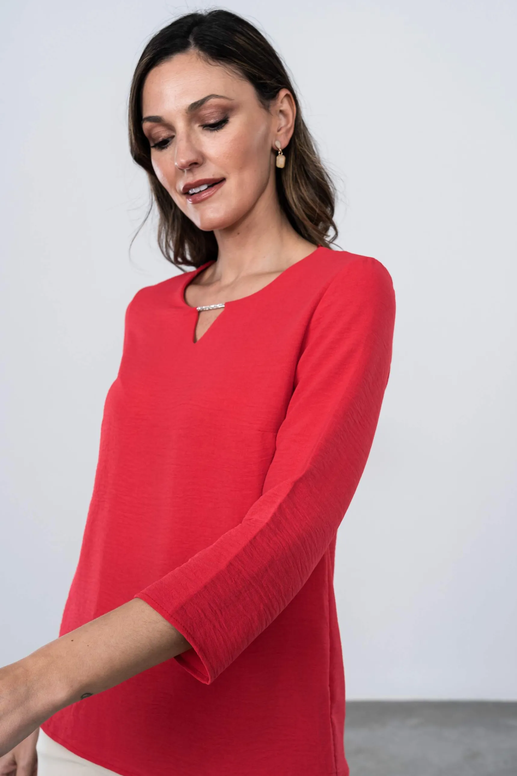 blusa_detalle_brillo_fres_4.webp Precchio Blusas Y Camisas<BLUSA DETALLE BRILLO FRESA