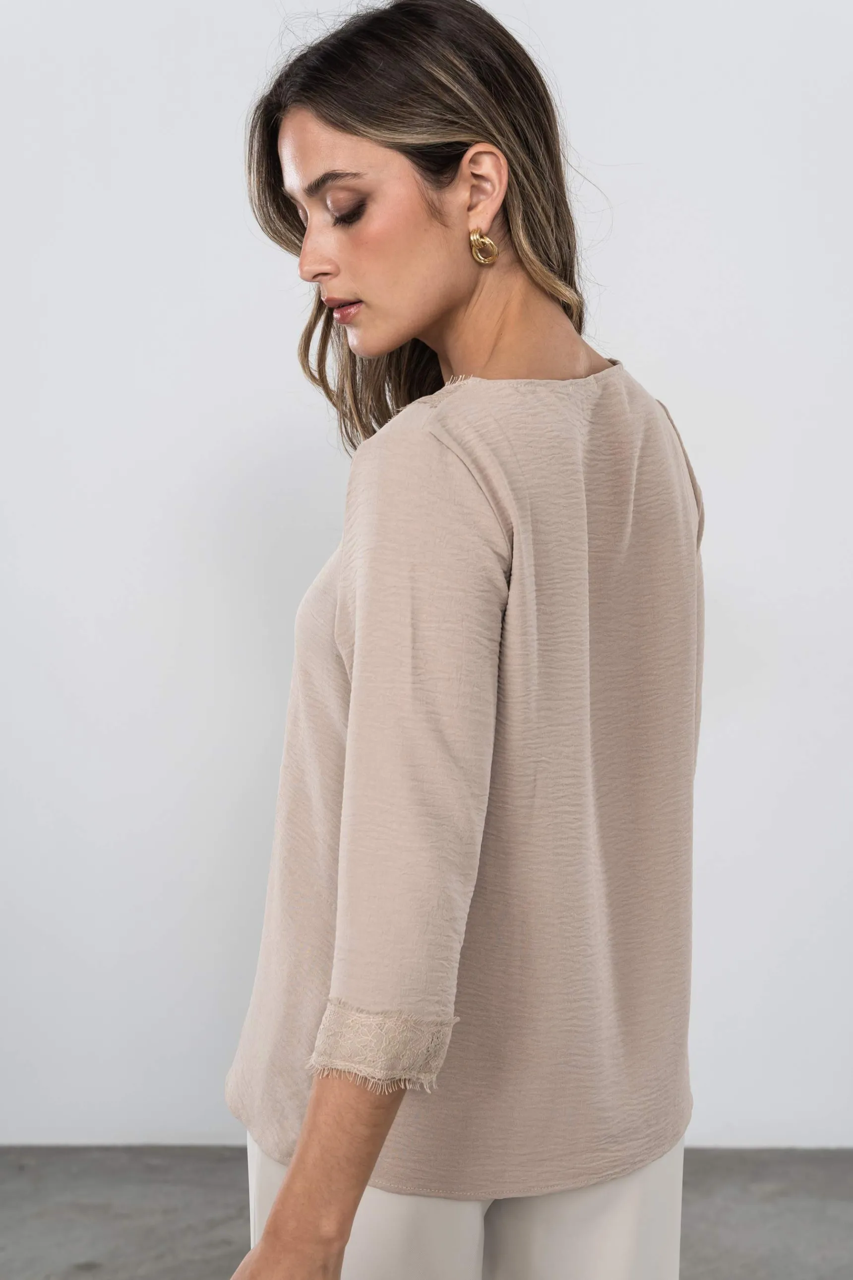 blusa_encaje_manga_france_3-5.webp Precchio Blusas Y Camisas<BLUSA ENCAJE MANGA FRANCESA ARENA