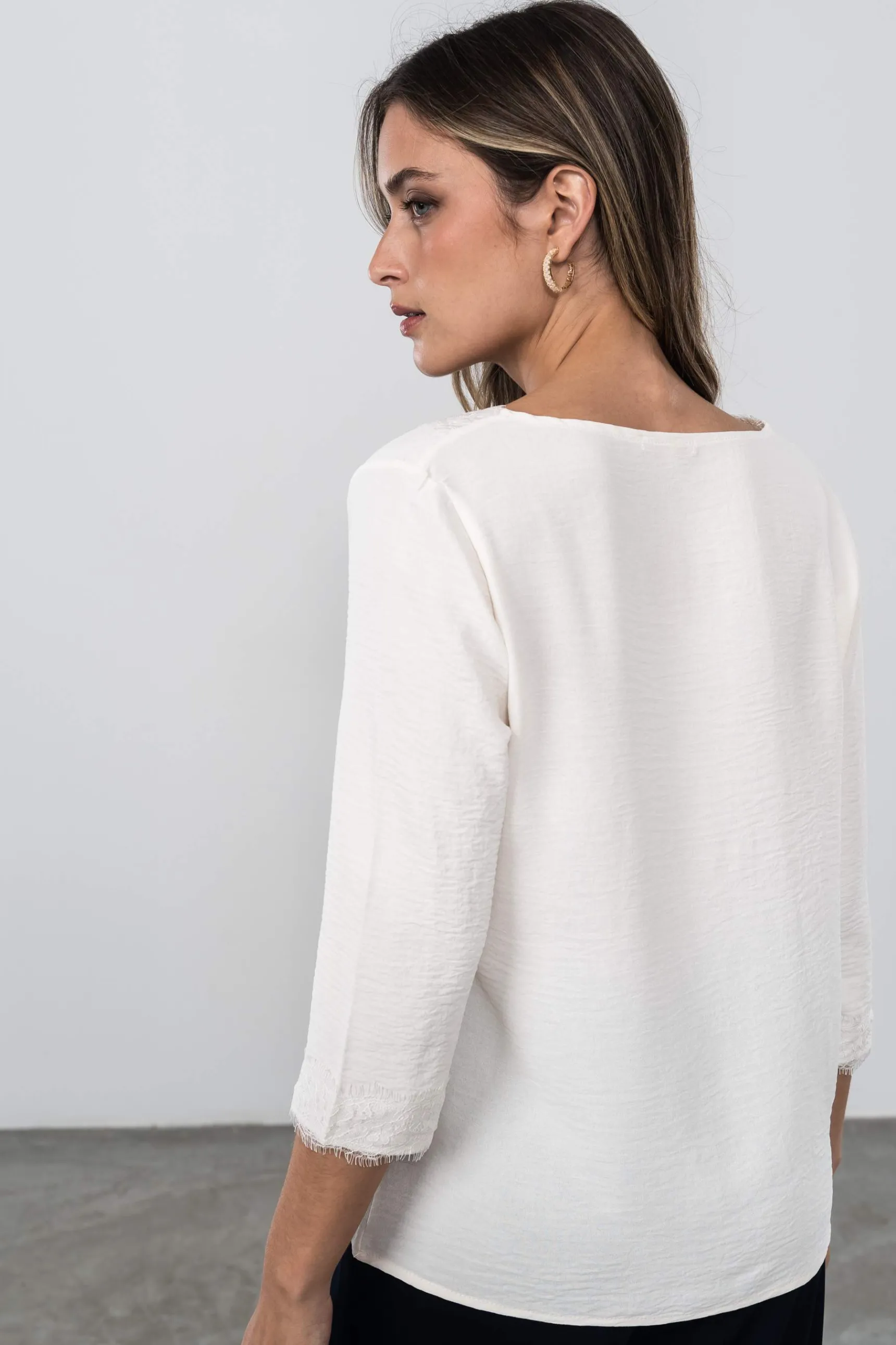 blusa_encaje_manga_france_3.webp Precchio Blusas Y Camisas<BLUSA ENCAJE MANGA FRANCESA CRUDO