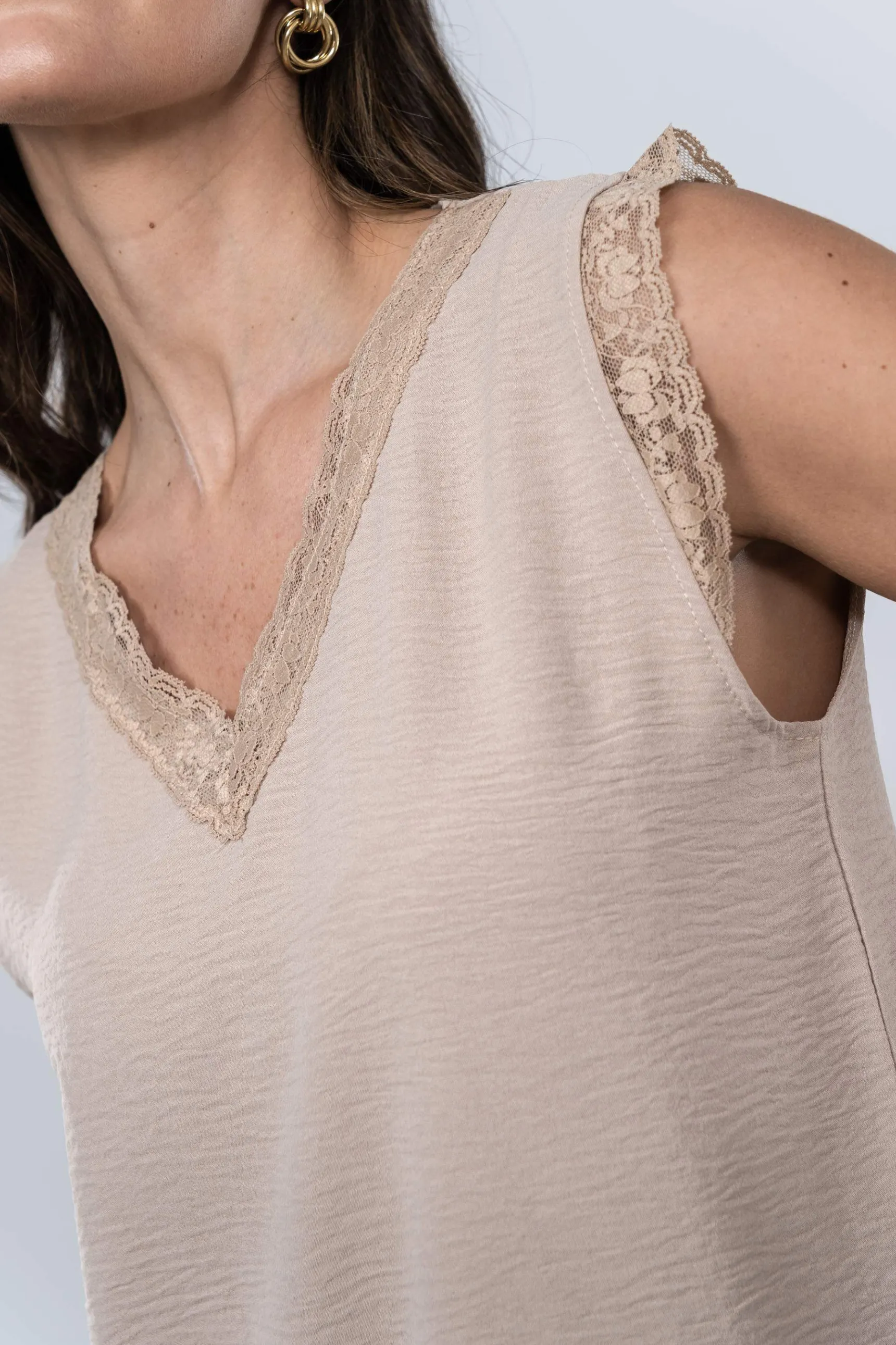 blusa_encaje_manga_sisa_a_2.webp Precchio Blusas Y Camisas<BLUSA ENCAJE MANGA SISA ARENA