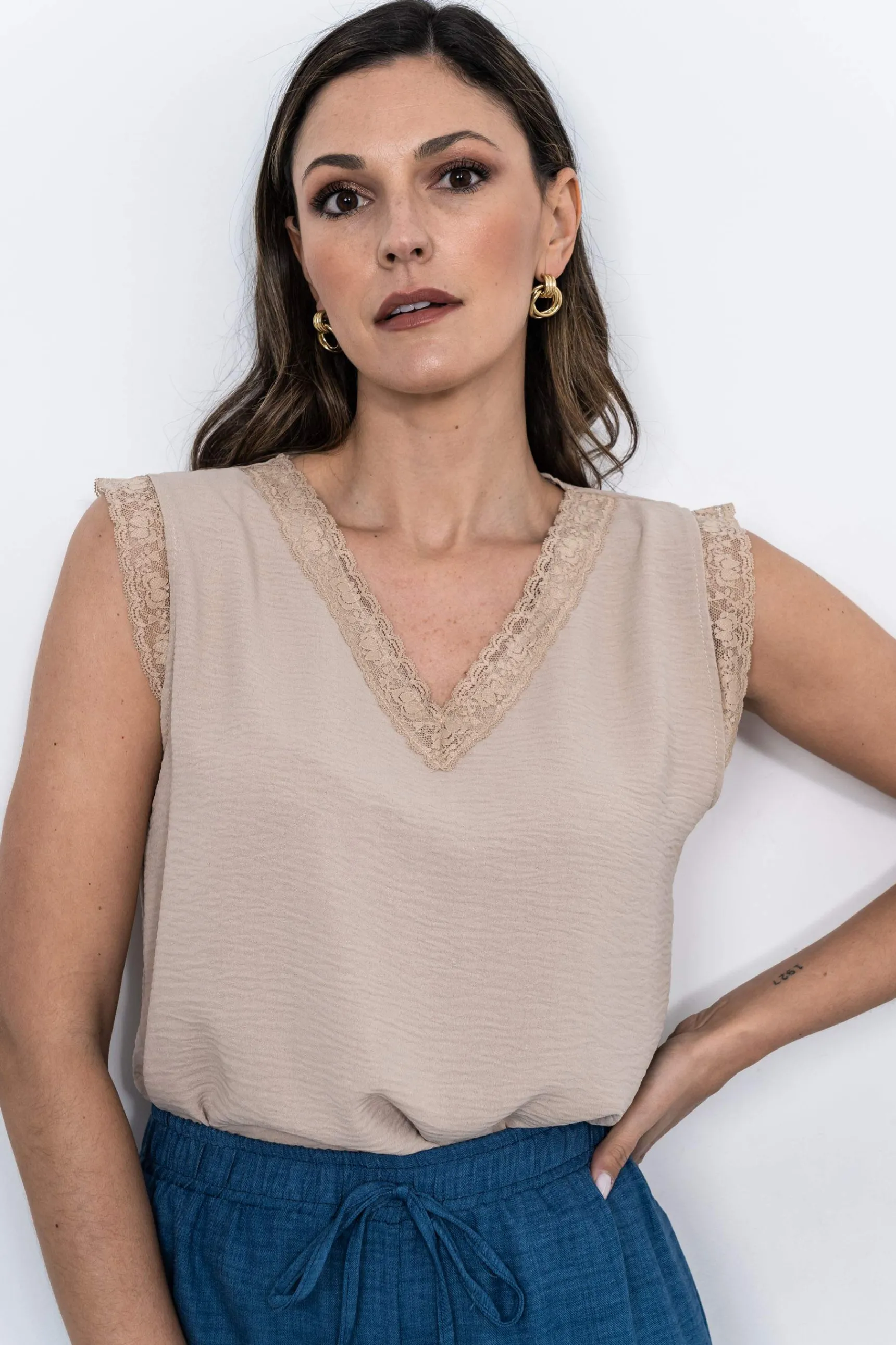 blusa_encaje_manga_sisa_a_3.webp Precchio Blusas Y Camisas<BLUSA ENCAJE MANGA SISA ARENA