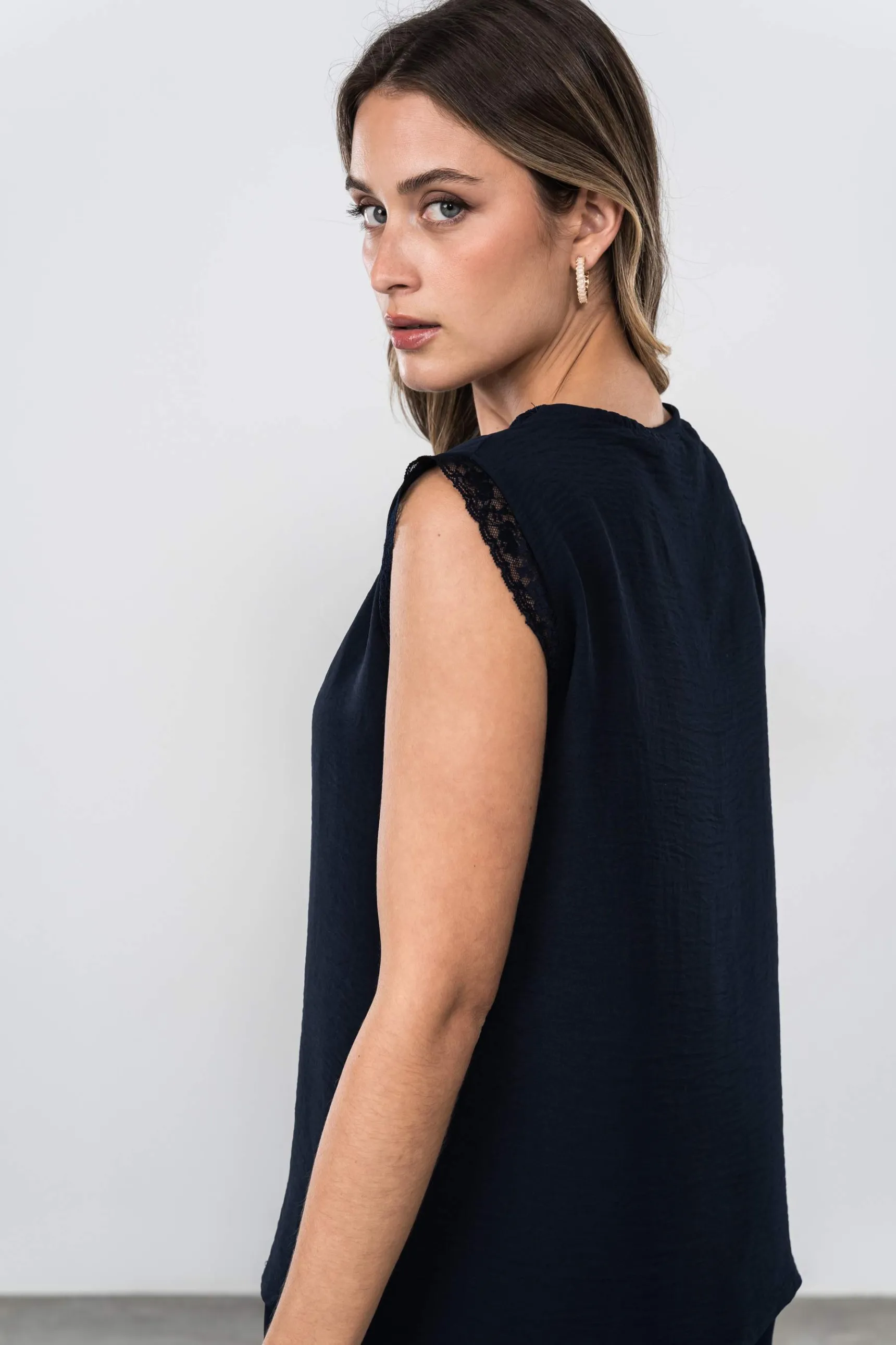 blusa_encaje_manga_sisa_m_5-2.webp Precchio Blusas Y Camisas<BLUSA ENCAJE MANGA SISA MARINO