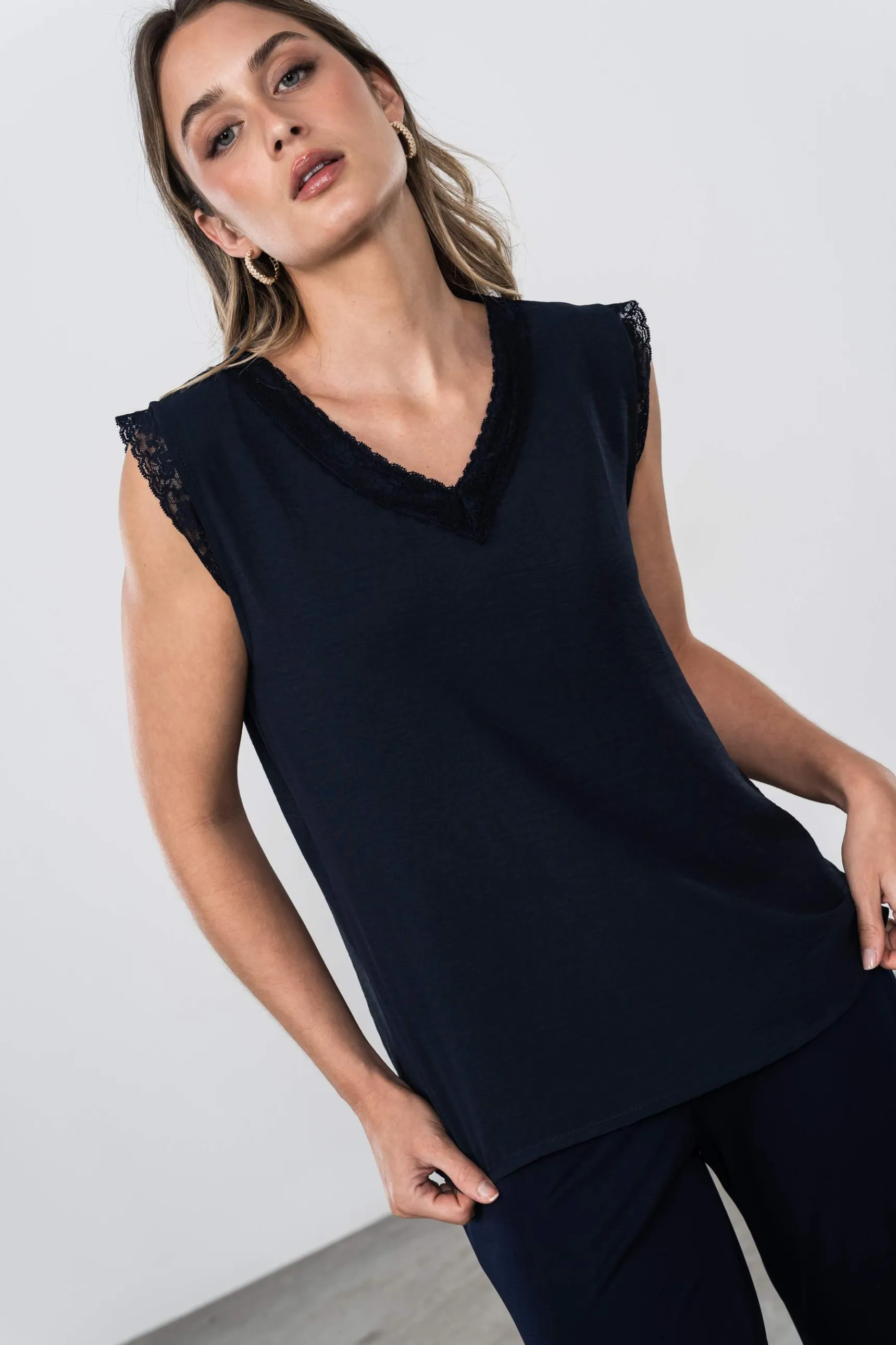 blusa_encaje_manga_sisa_m_7-1.webp Precchio Blusas Y Camisas<BLUSA ENCAJE MANGA SISA MARINO