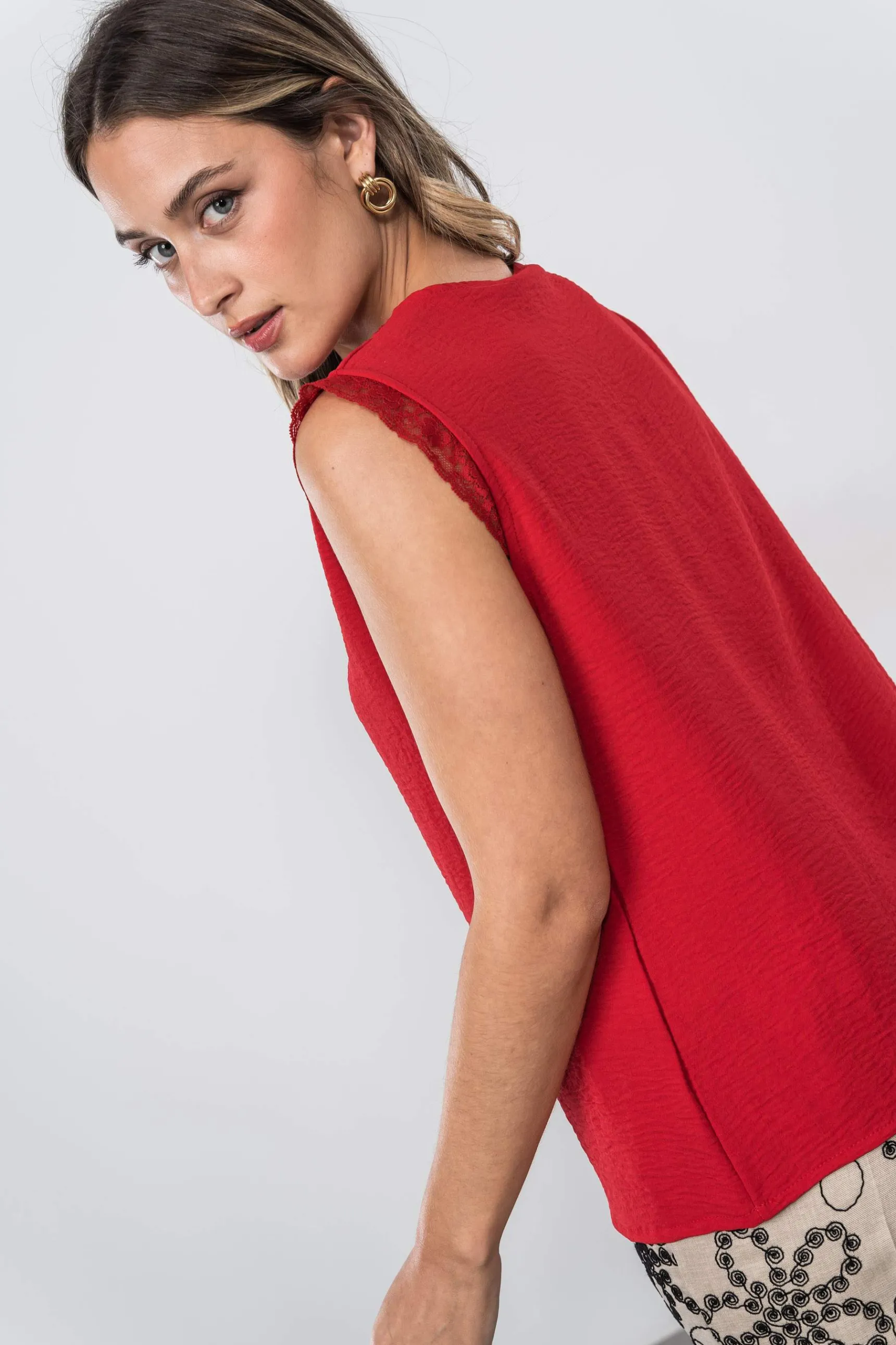blusa_encaje_manga_sisa_r_5.webp Precchio Blusas Y Camisas<BLUSA ENCAJE MANGA SISA ROJO
