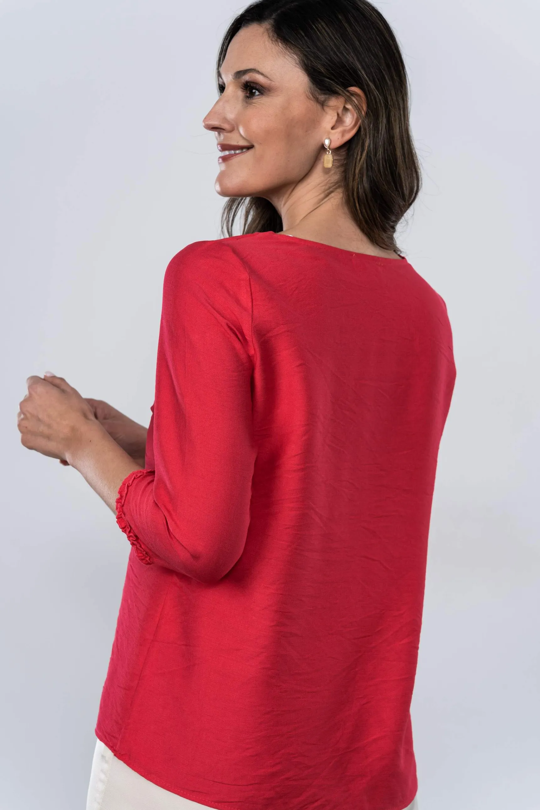 blusa_volantito_decorativ_3-2.webp Precchio Blusas Y Camisas<BLUSA VOLANTITO DECORATIVO FRESA