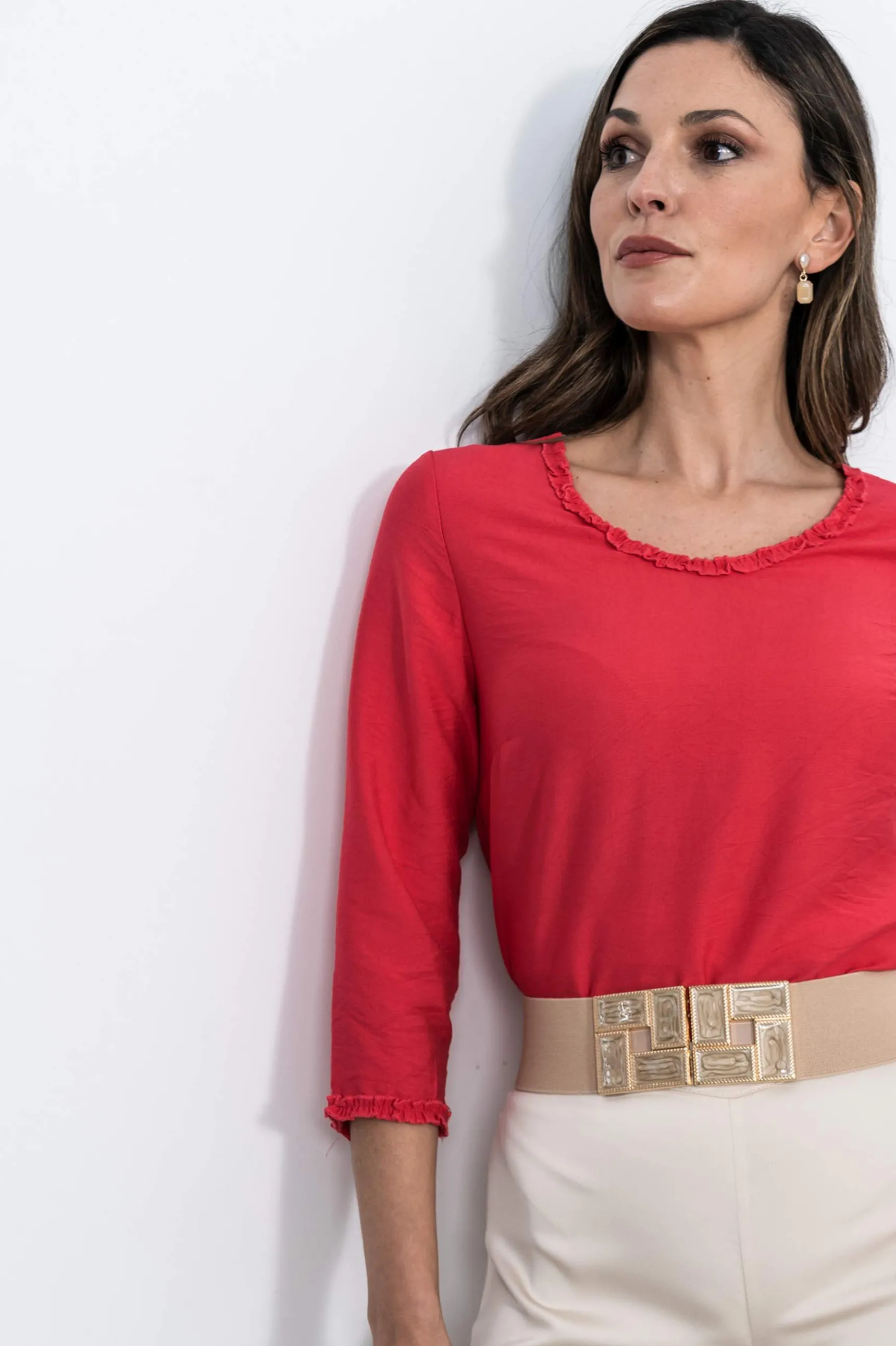 blusa_volantito_decorativ_4-2.webp Precchio Blusas Y Camisas<BLUSA VOLANTITO DECORATIVO FRESA