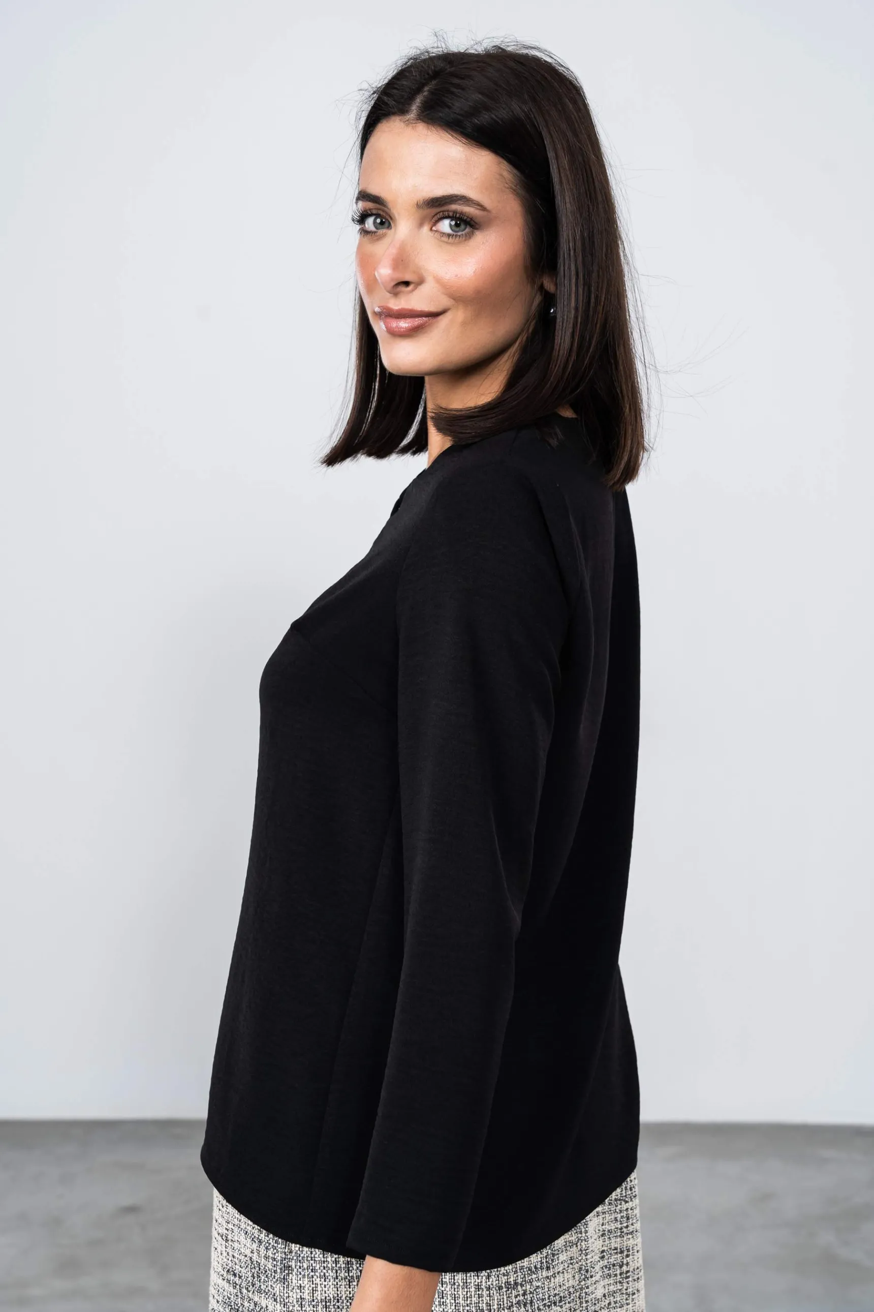 blusn_detalle_negro_3.webp Precchio Blusas Y Camisas<BLUSÓN DETALLE NEGRO