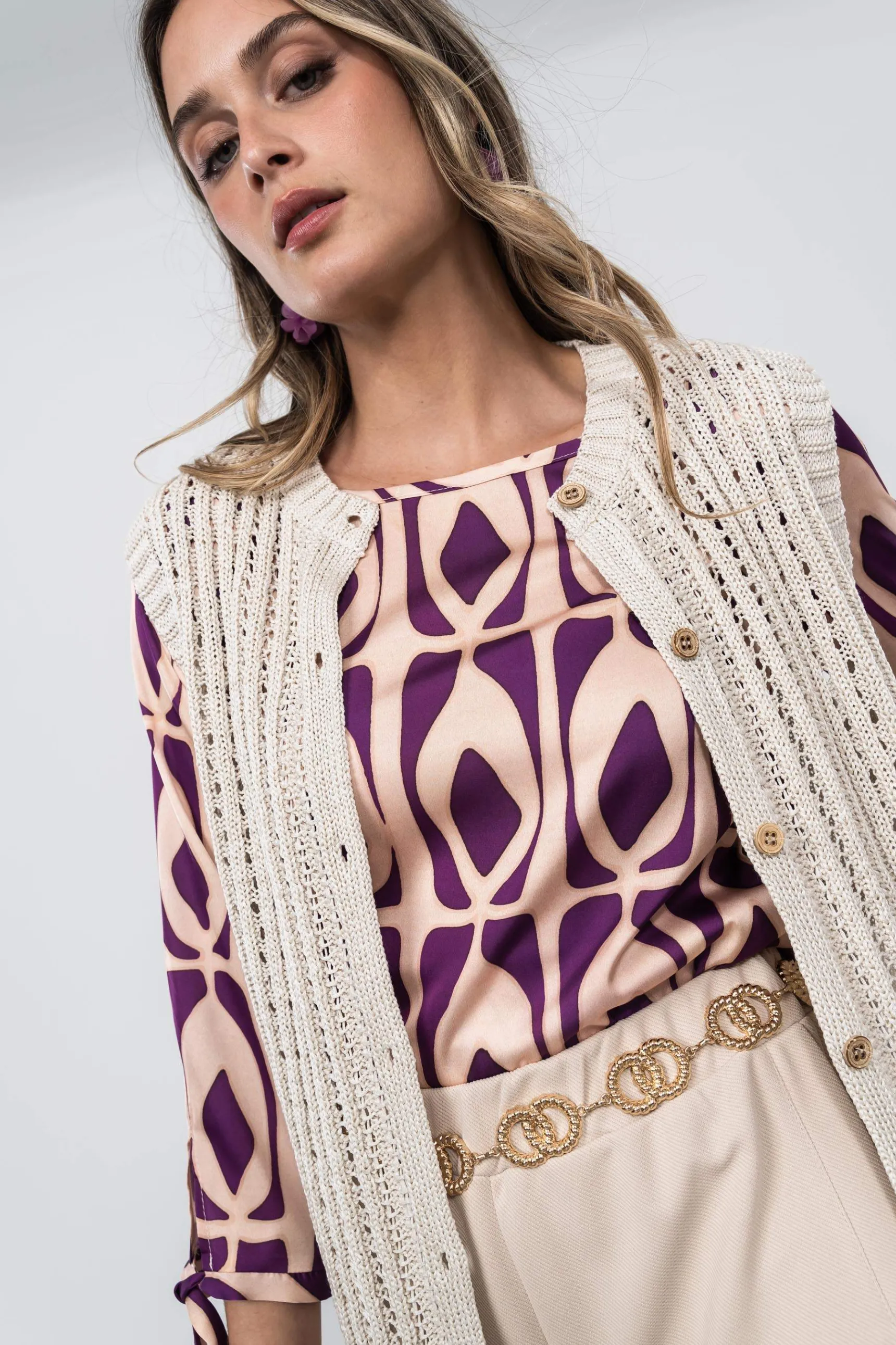 chaleco_calados_botones_a_3.webp Precchio Jerseys Y Cardigans<CHALECO CALADOS BOTONES ARENA