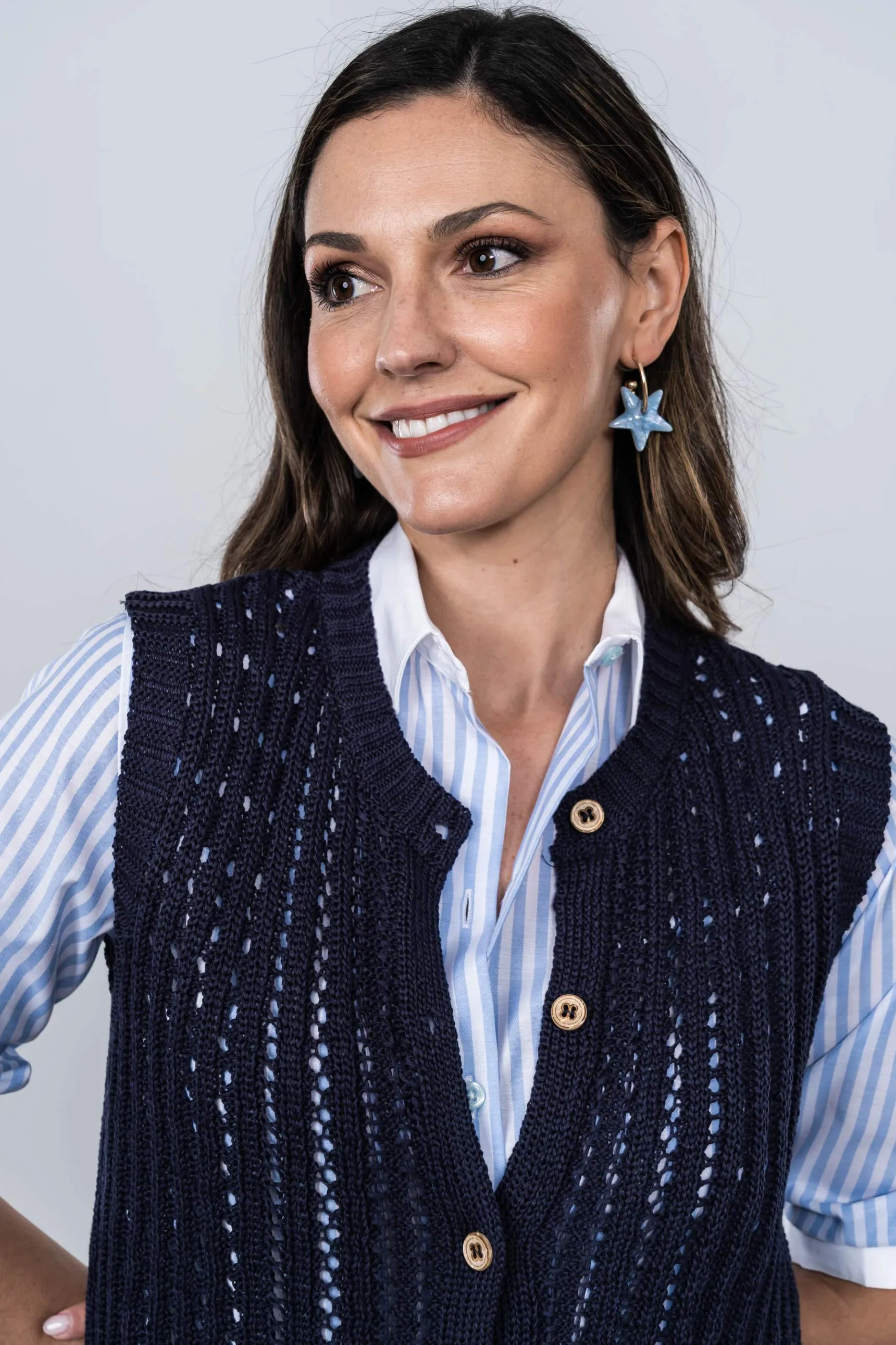 chaleco_calados_botones_m_2.webp Precchio Jerseys Y Cardigans<CHALECO CALADOS BOTONES MARINO
