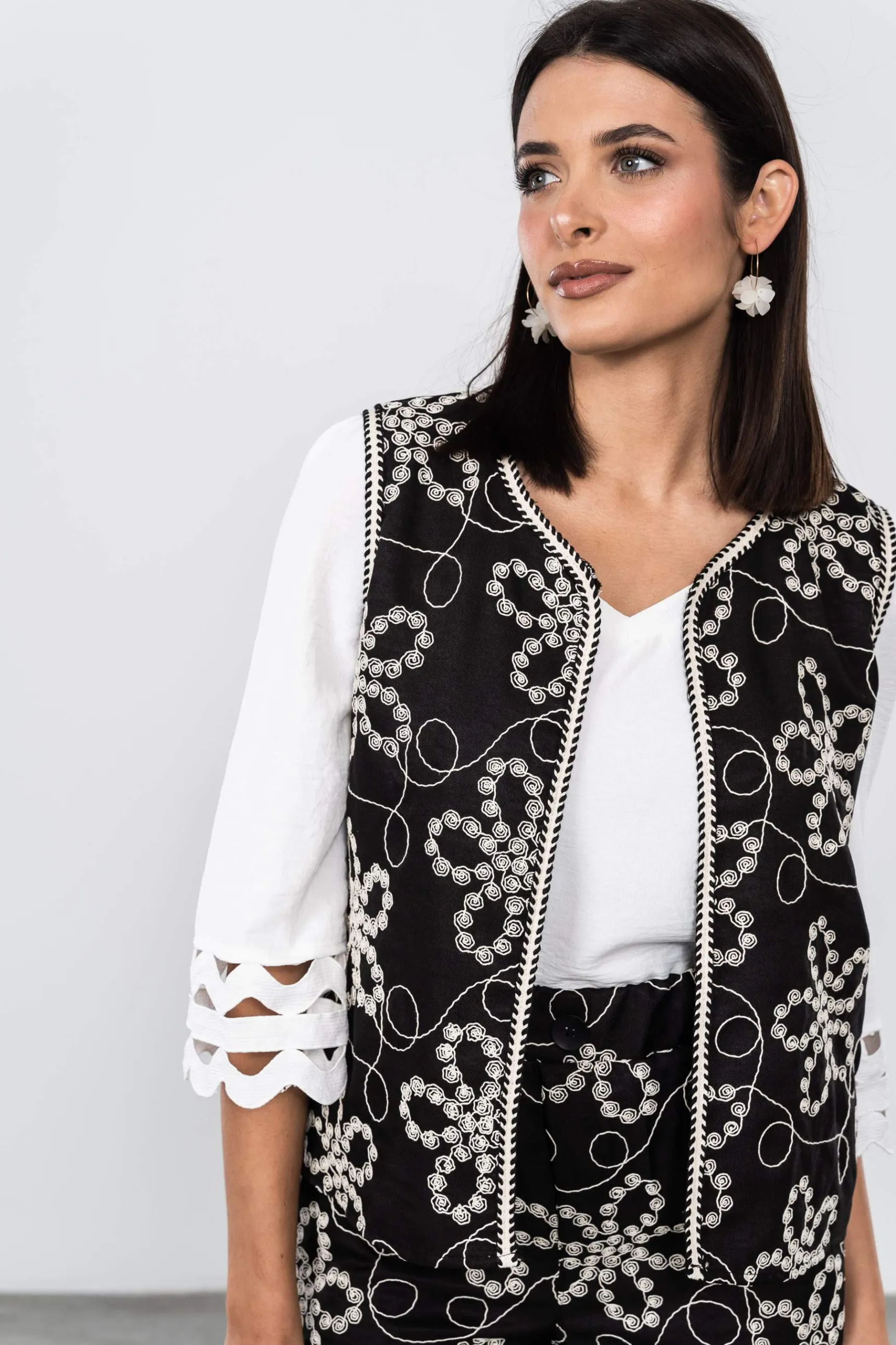 Precchio Chaquetas<CHALECO TODO BORDADO NEGRO