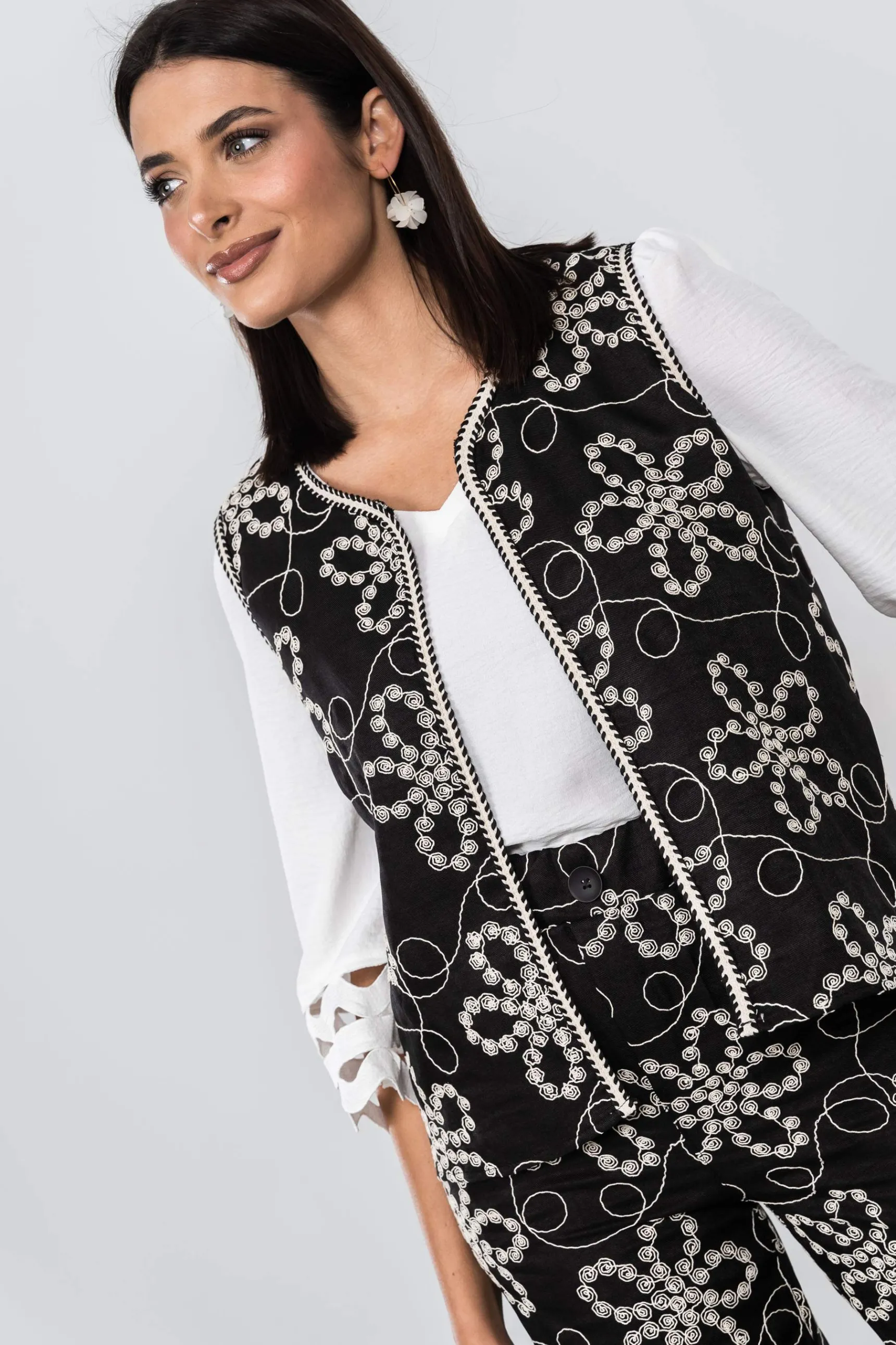 chaleco_todo_bordado_negr_2.webp Precchio Chaquetas<CHALECO TODO BORDADO NEGRO