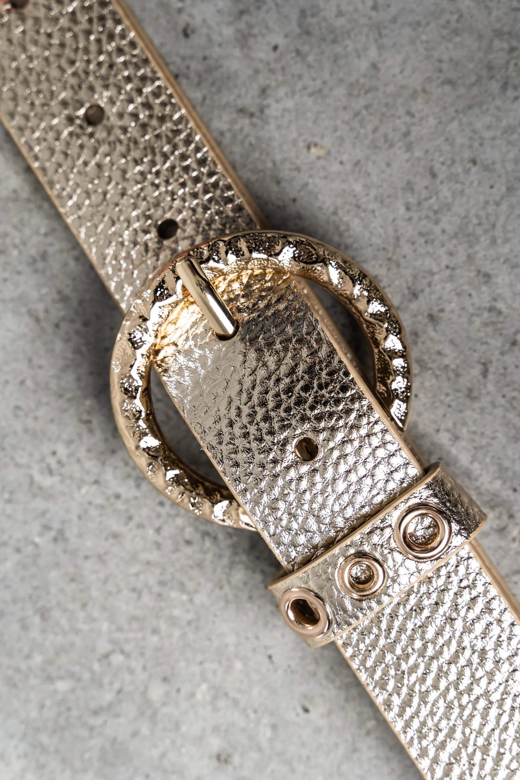 cinturn_hebilla_textura_d_3.webp Precchio Cinturones<CINTURÓN HEBILLA TEXTURA DORADO