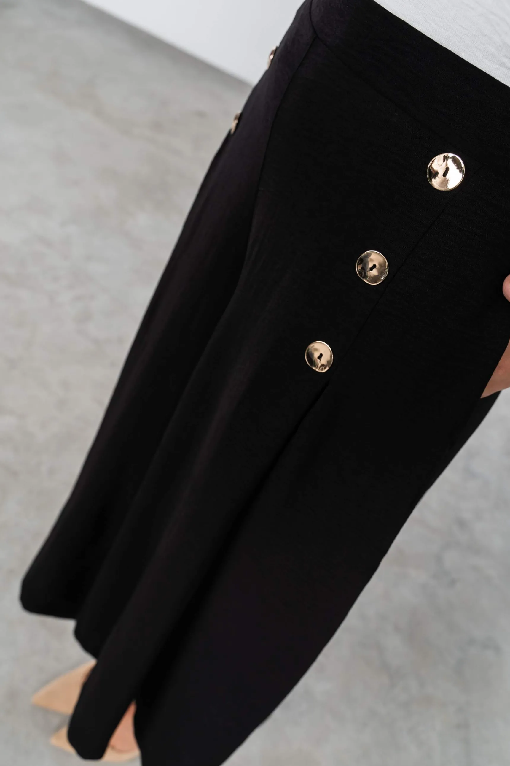 faldapantaln_botones_negr_3.webp Precchio Faldas<FALDA-PANTALÓN BOTONES NEGRO