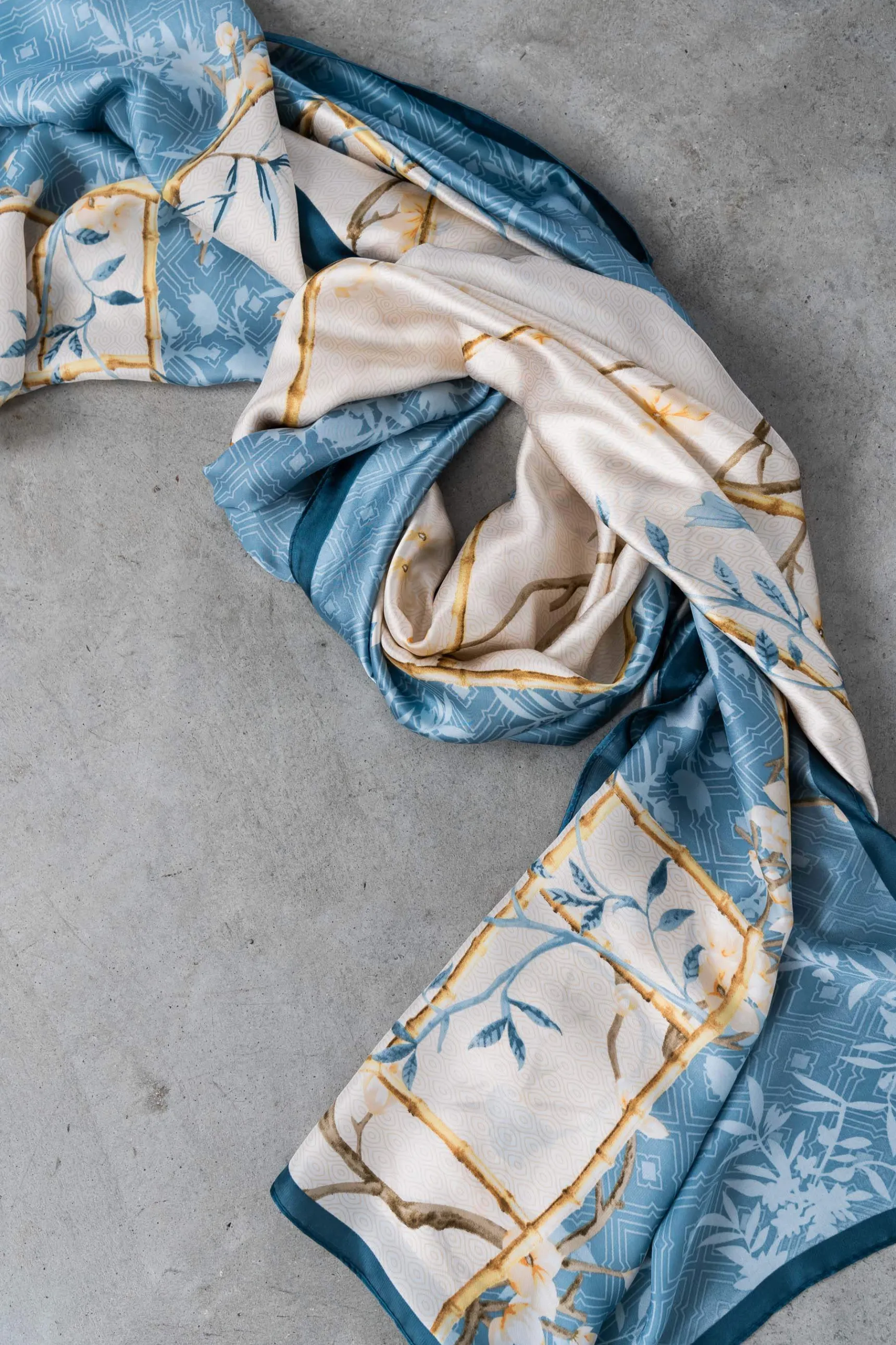 foulard_efecto_seda_bamb_3.webp Precchio Foulards Y Estolas<FOULARD EFECTO SEDA BAMBÚ
