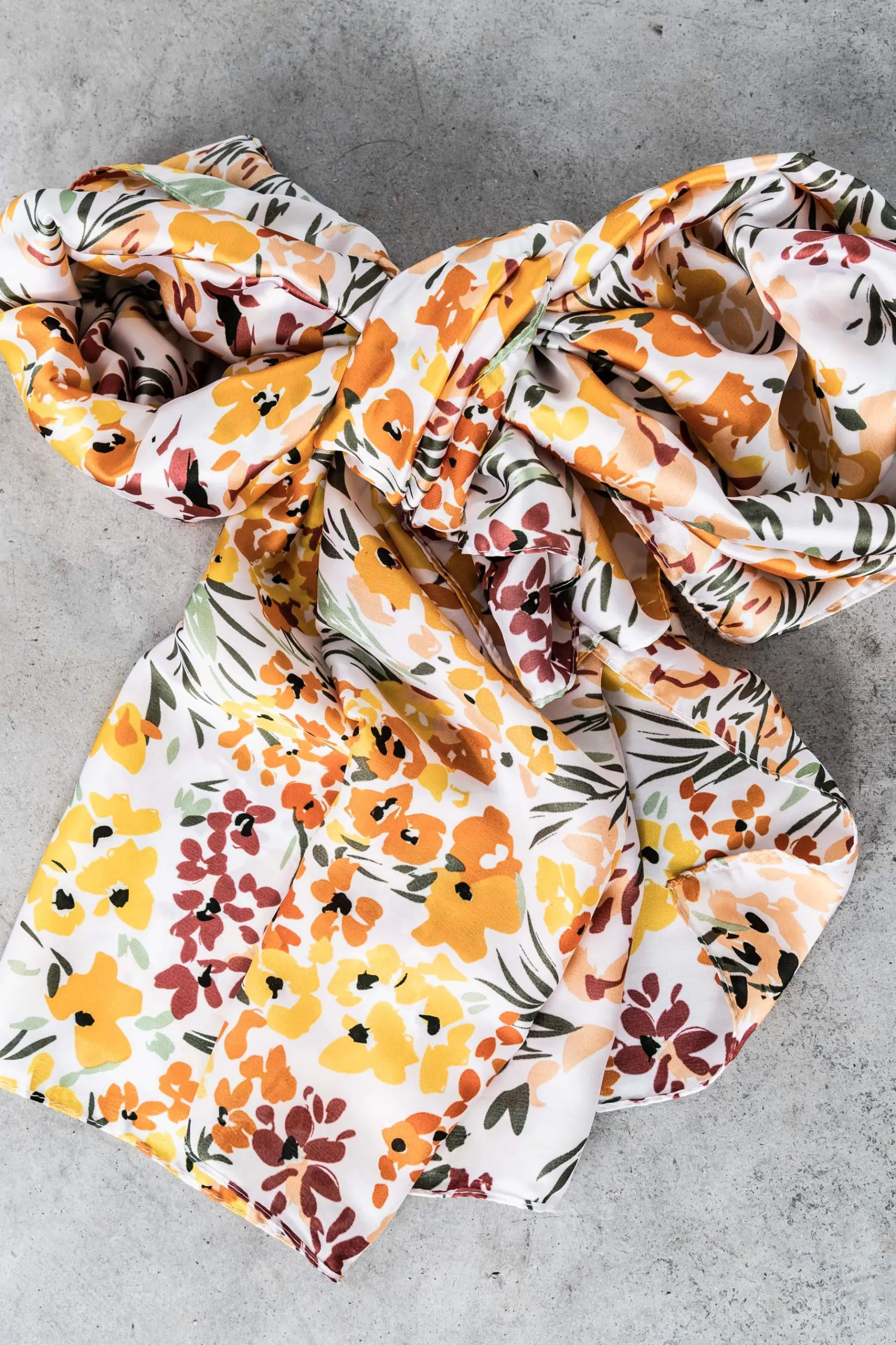 foulard_efecto_seda_flore_2.webp Precchio Foulards Y Estolas<FOULARD EFECTO SEDA FLORECITAS AMARILLO