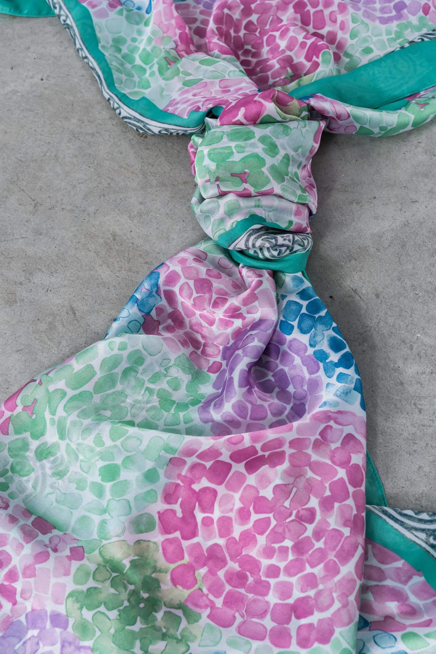 foulard_efecto_seda_mosai_2-2.webp Precchio Foulards Y Estolas<FOULARD EFECTO SEDA MOSAICO VERDE