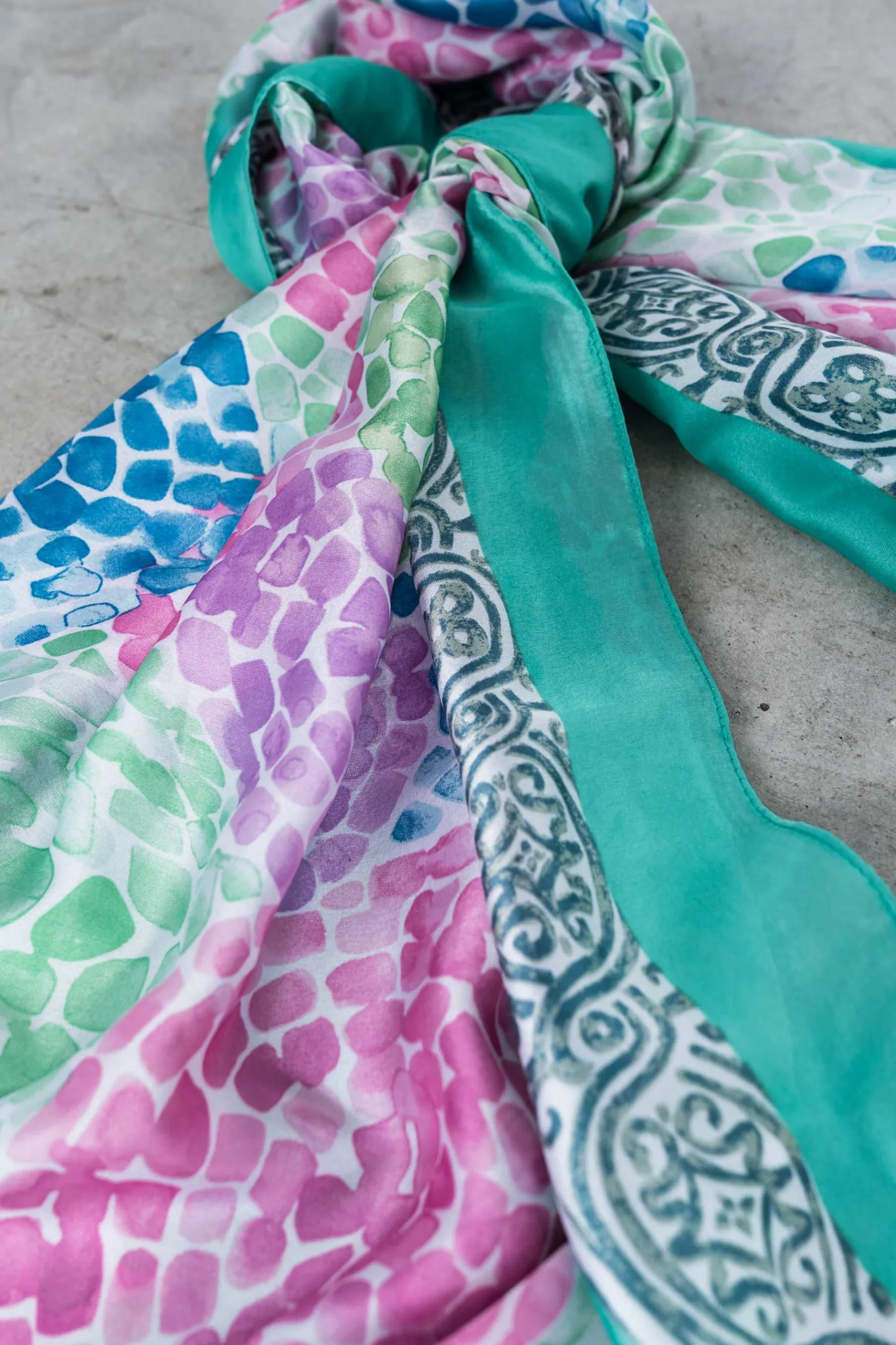 foulard_efecto_seda_mosai_3-2.webp Precchio Foulards Y Estolas<FOULARD EFECTO SEDA MOSAICO VERDE