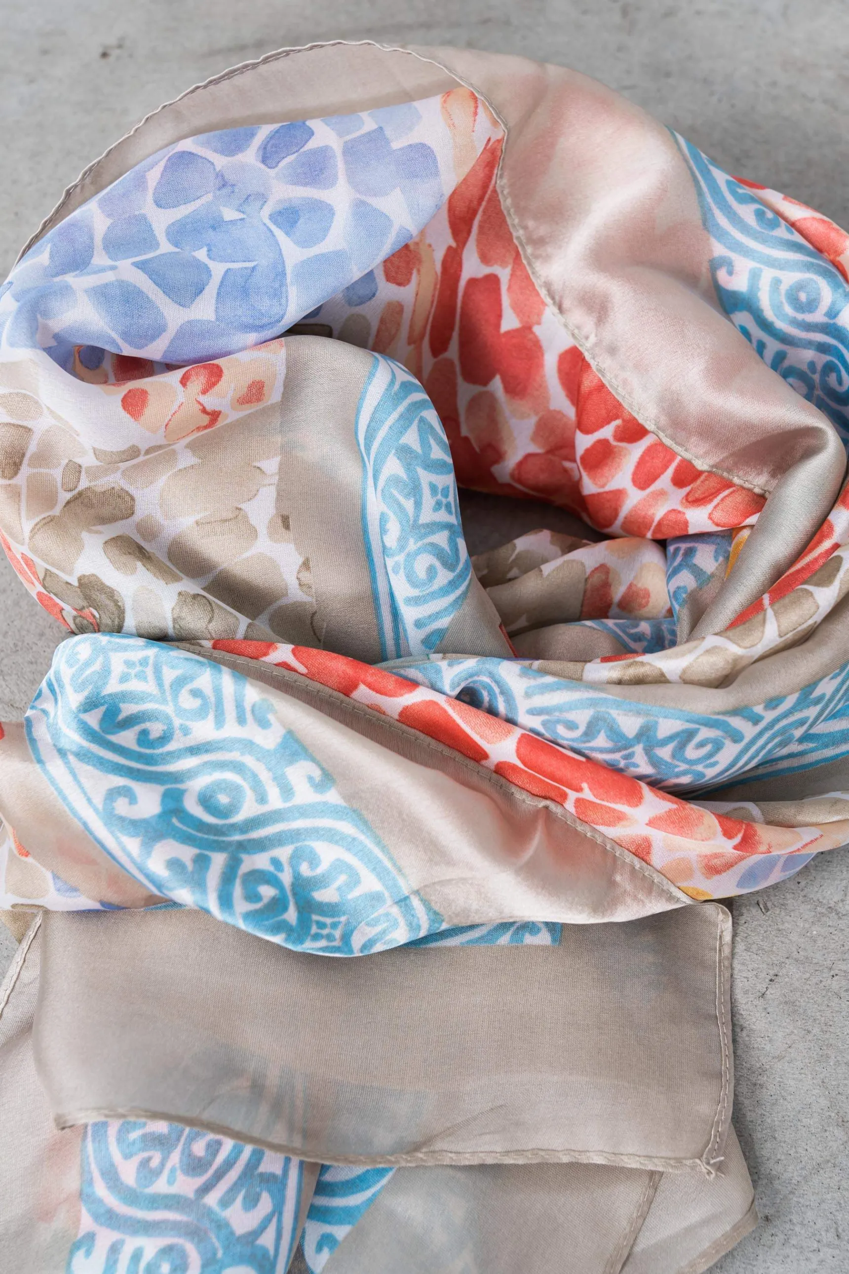 foulard_efecto_seda_mosai_3.webp Precchio Foulards Y Estolas<FOULARD EFECTO SEDA MOSAICO TAUPE