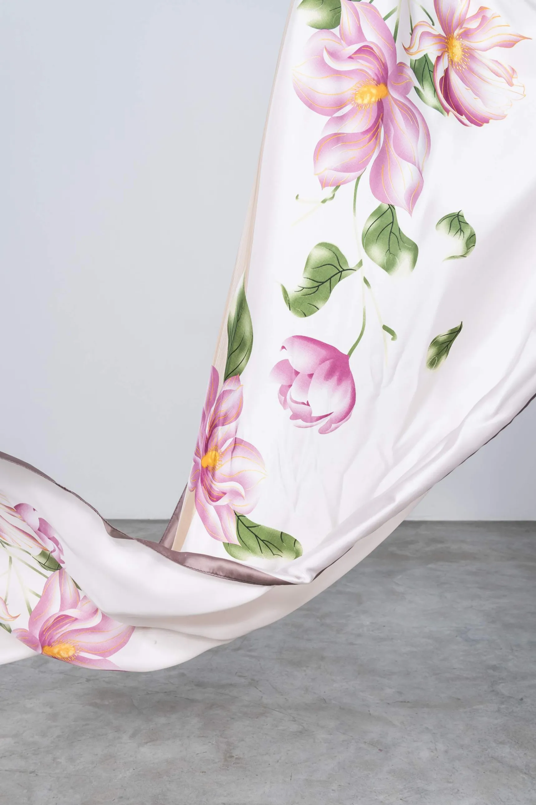 foulard_efecto_seda_ptalo_3.webp Precchio Foulards Y Estolas<FOULARD EFECTO SEDA PÉTALOS ROSA