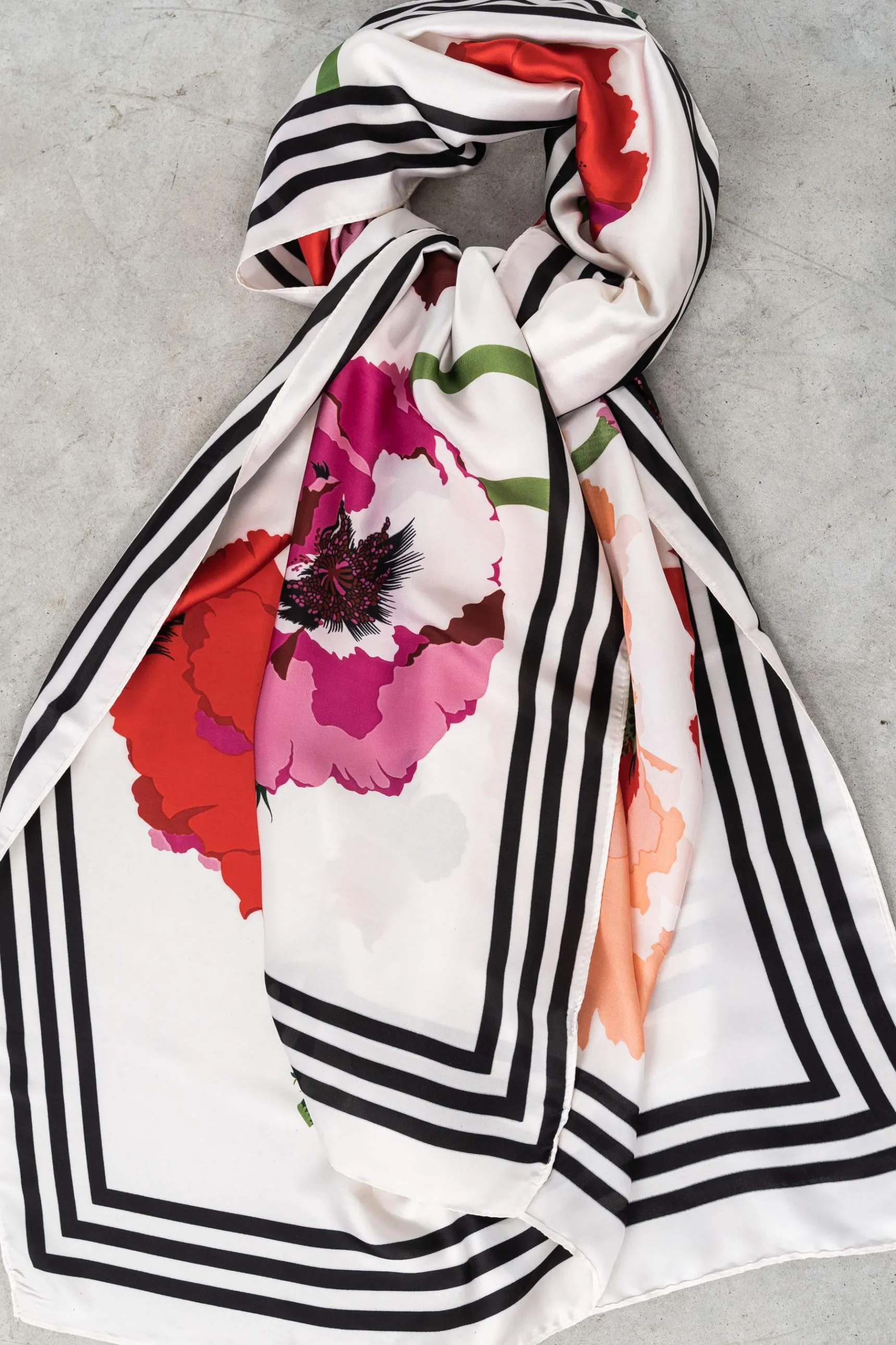foulard_efecto_seda_rayas_2-1.webp Precchio Foulards Y Estolas<FOULARD EFECTO SEDA RAYAS ROJO