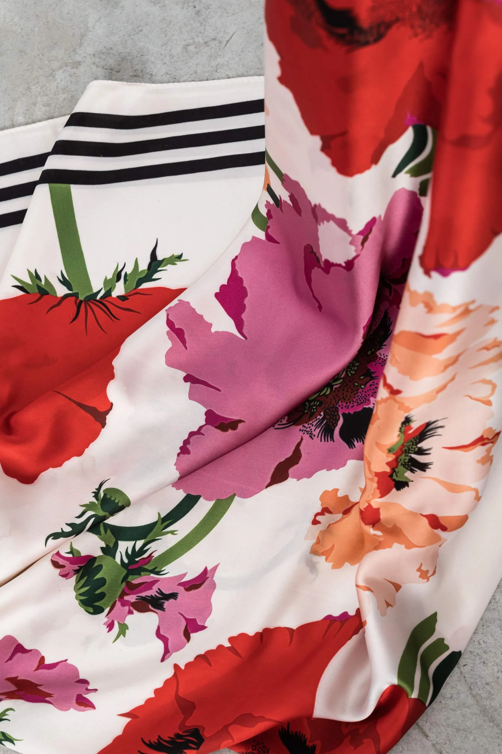 foulard_efecto_seda_rayas_3-1.webp Precchio Foulards Y Estolas<FOULARD EFECTO SEDA RAYAS ROJO
