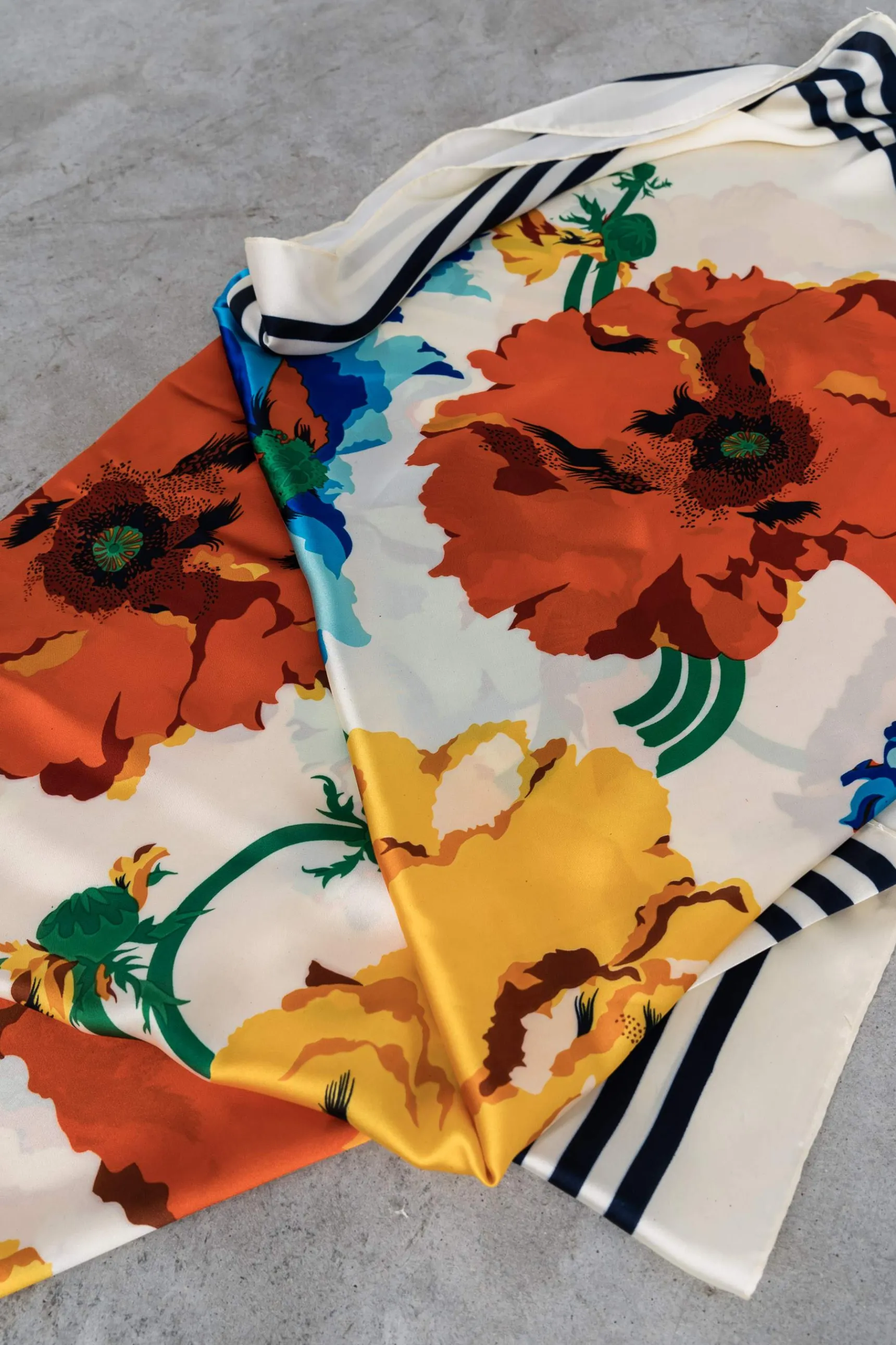 foulard_efecto_seda_rayas_3.webp Precchio Foulards Y Estolas<FOULARD EFECTO SEDA RAYAS AZUL