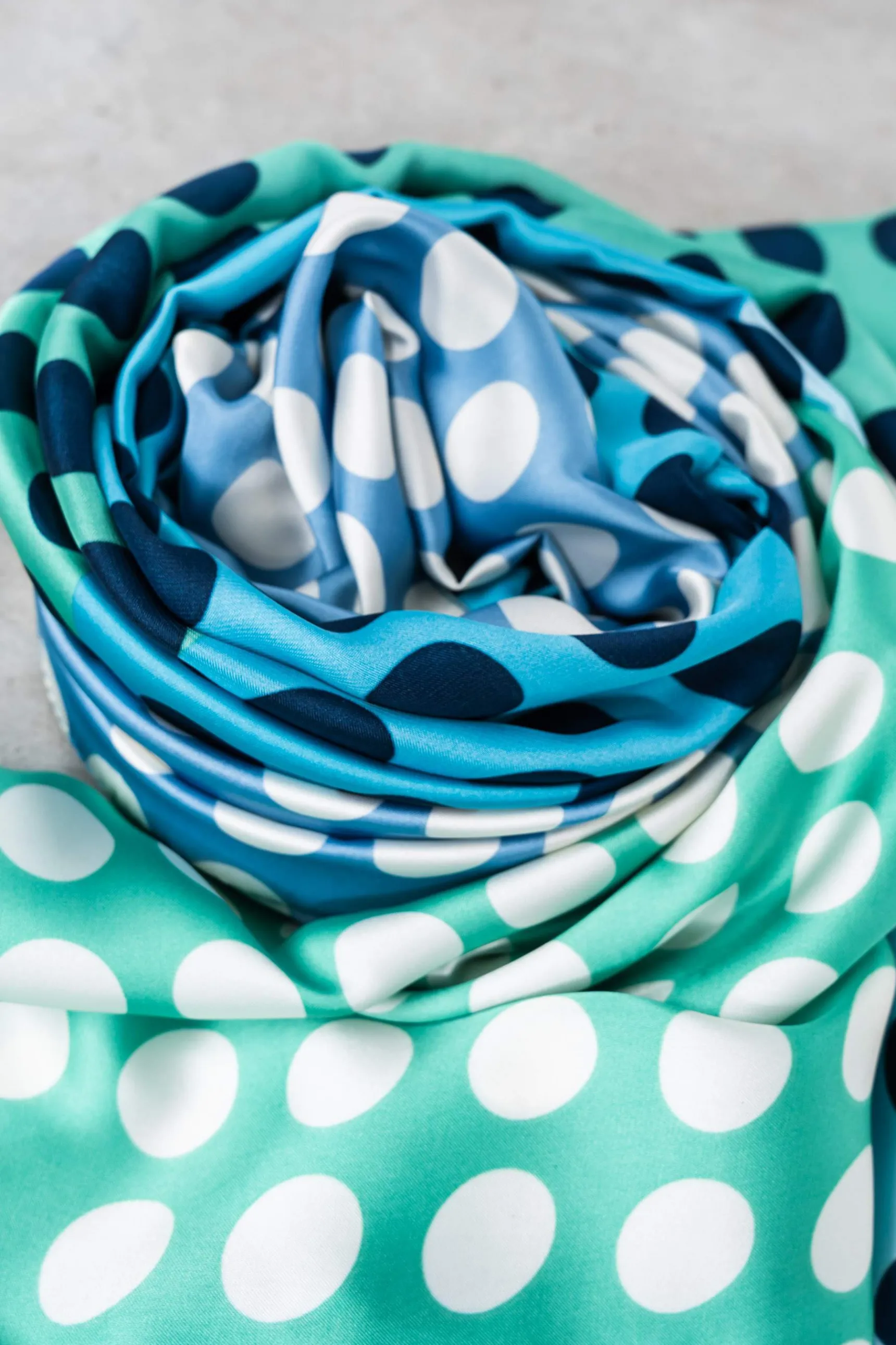 foulard_efecto_seda_topos_2-1.webp Precchio Foulards Y Estolas<FOULARD EFECTO SEDA TOPOS MARINO