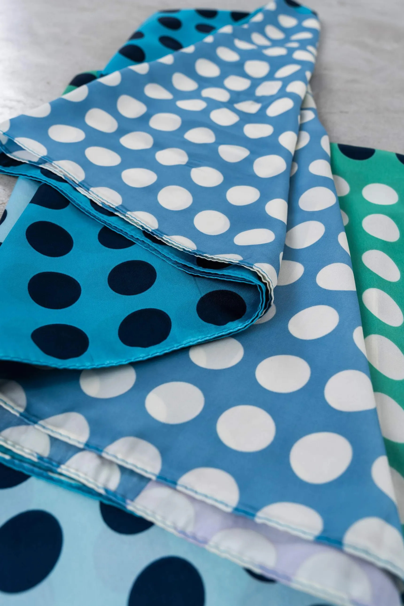 foulard_efecto_seda_topos_3-1.webp Precchio Foulards Y Estolas<FOULARD EFECTO SEDA TOPOS MARINO