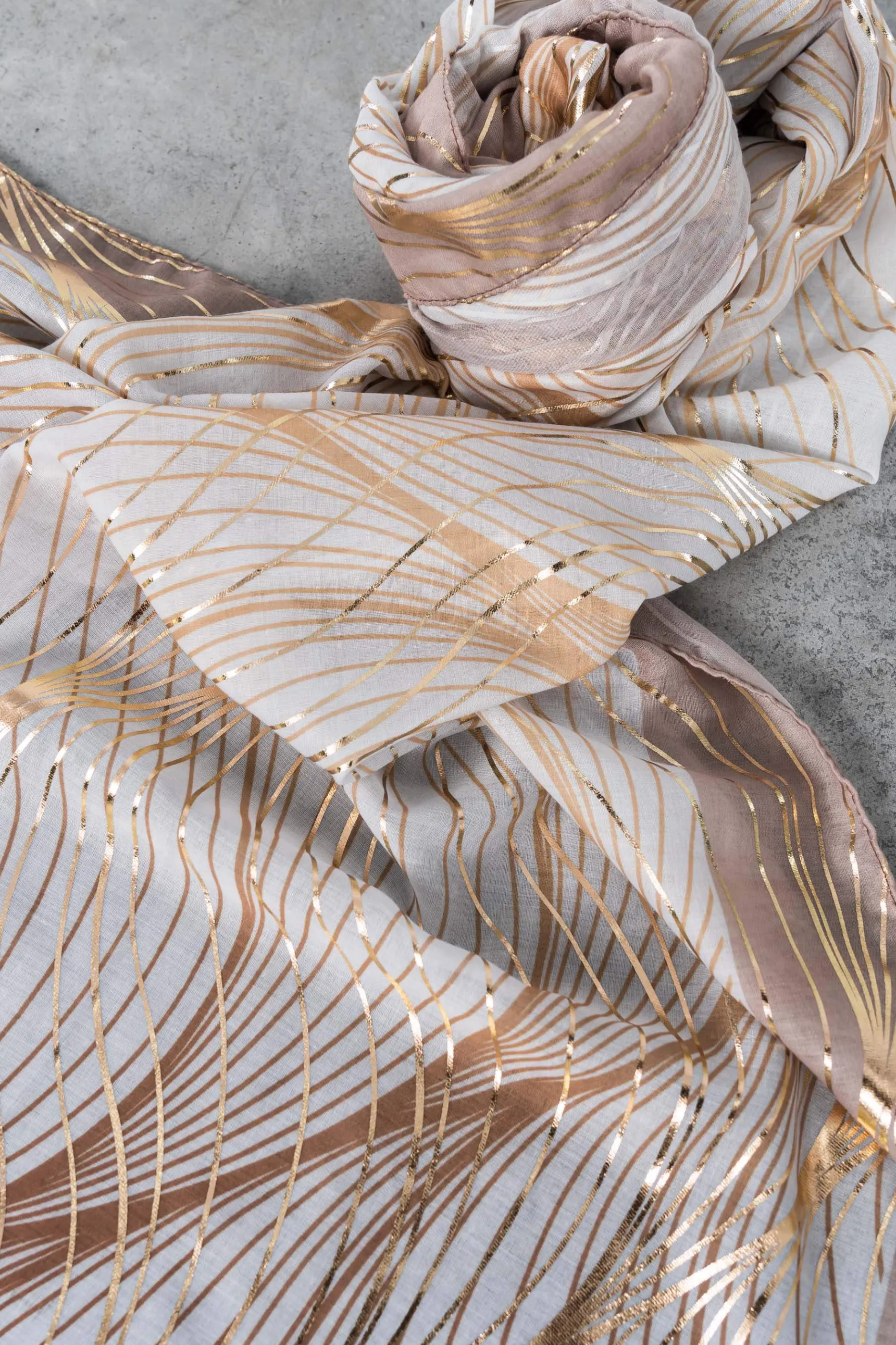 foulard_efecto_trazos_oro_2.webp Precchio Foulards Y Estolas<FOULARD EFECTO TRAZOS ORO