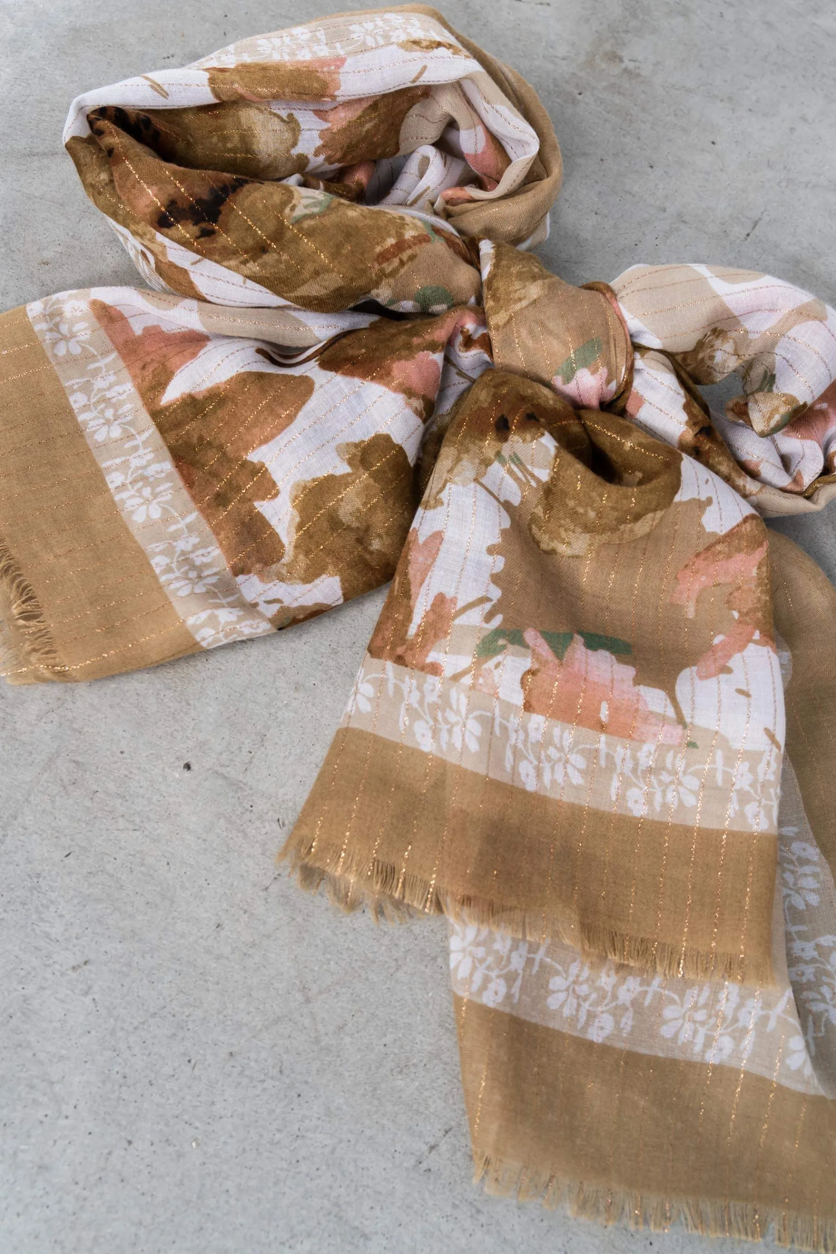 foulard_flores_hilos_oro_2.webp Precchio Foulards Y Estolas<FOULARD FLORES HILOS ORO