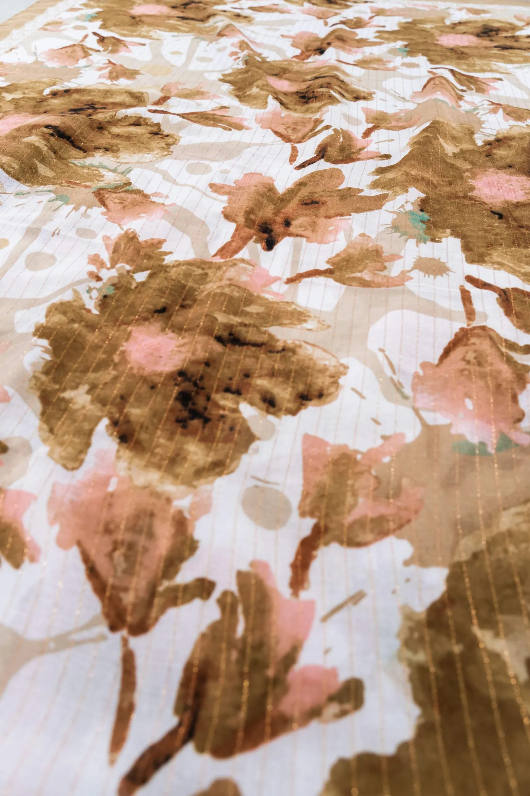 foulard_flores_hilos_oro_3.webp Precchio Foulards Y Estolas<FOULARD FLORES HILOS ORO