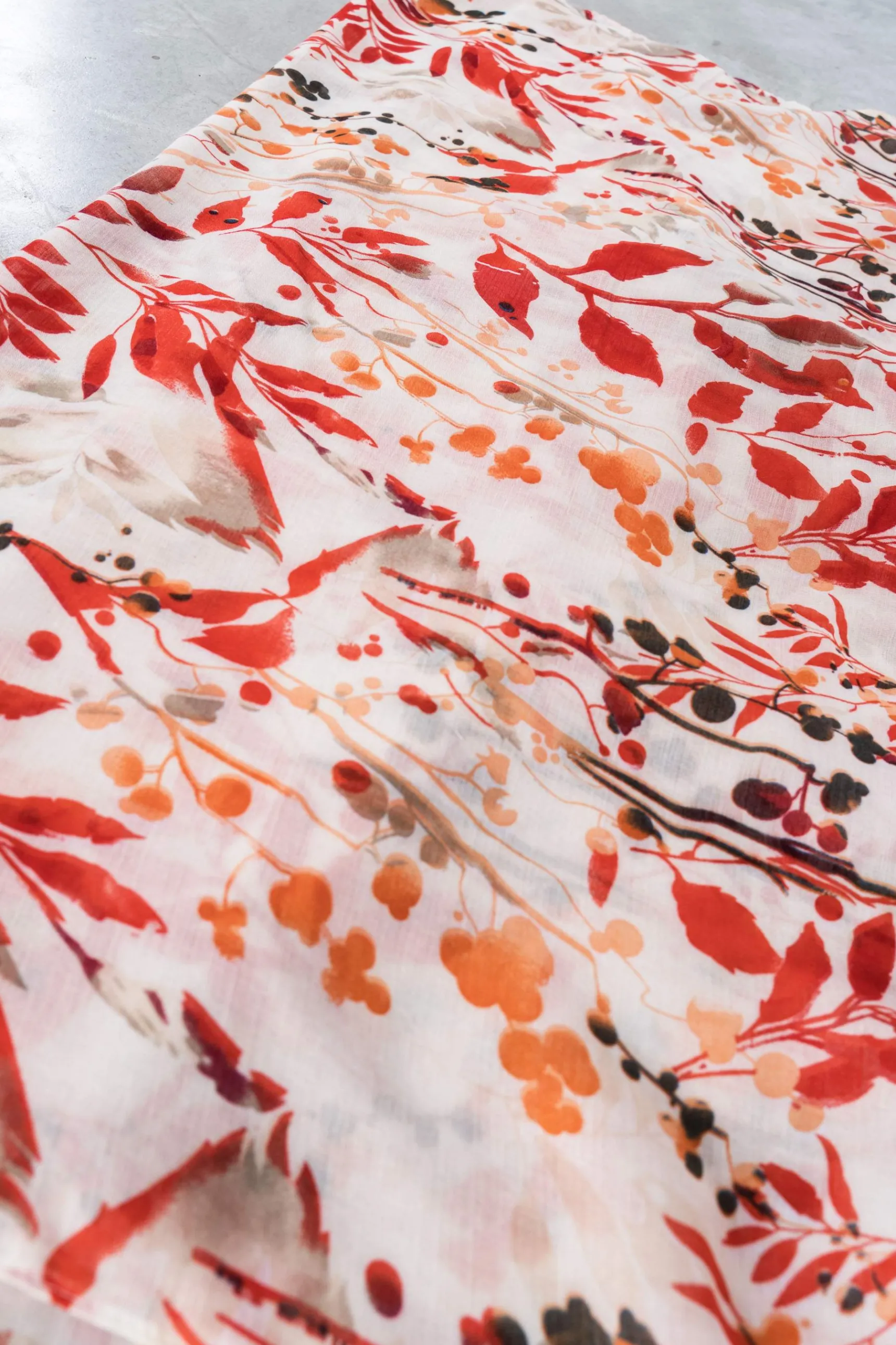 foulard_hojas_rojo_2.webp Precchio Foulards Y Estolas<FOULARD HOJAS ROJO