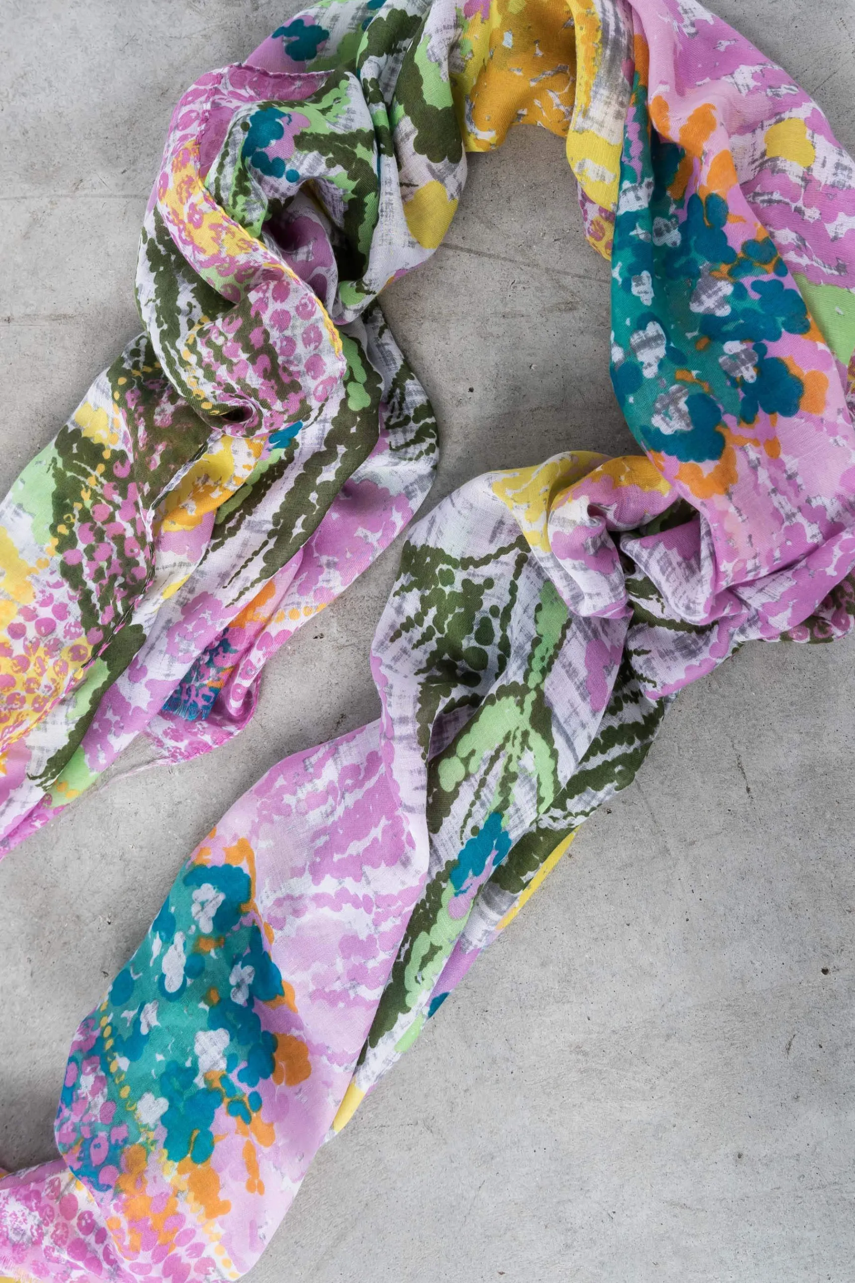 foulard_manchas_flor_rosa_2.webp Precchio Foulards Y Estolas<FOULARD MANCHAS FLOR ROSA