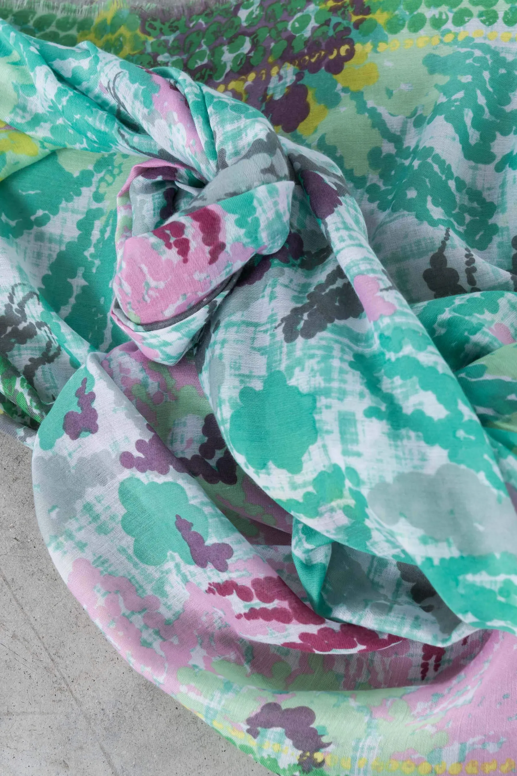 foulard_manchas_flor_verd_2.webp Precchio Foulards Y Estolas<FOULARD MANCHAS FLOR VERDE