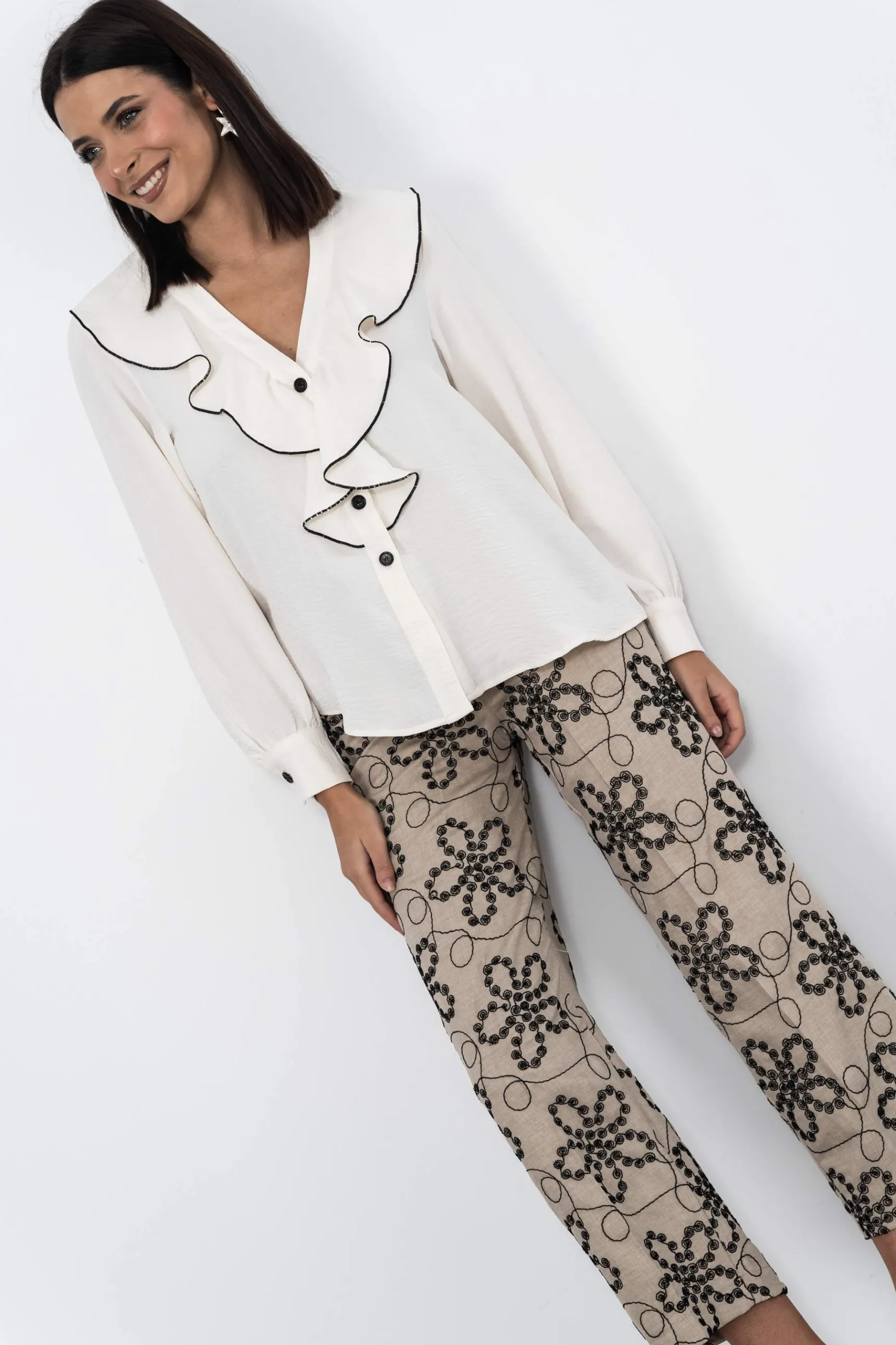 pantaln_bordados_beige_2.webp Precchio Pantalones<PANTALÓN BORDADOS BEIGE