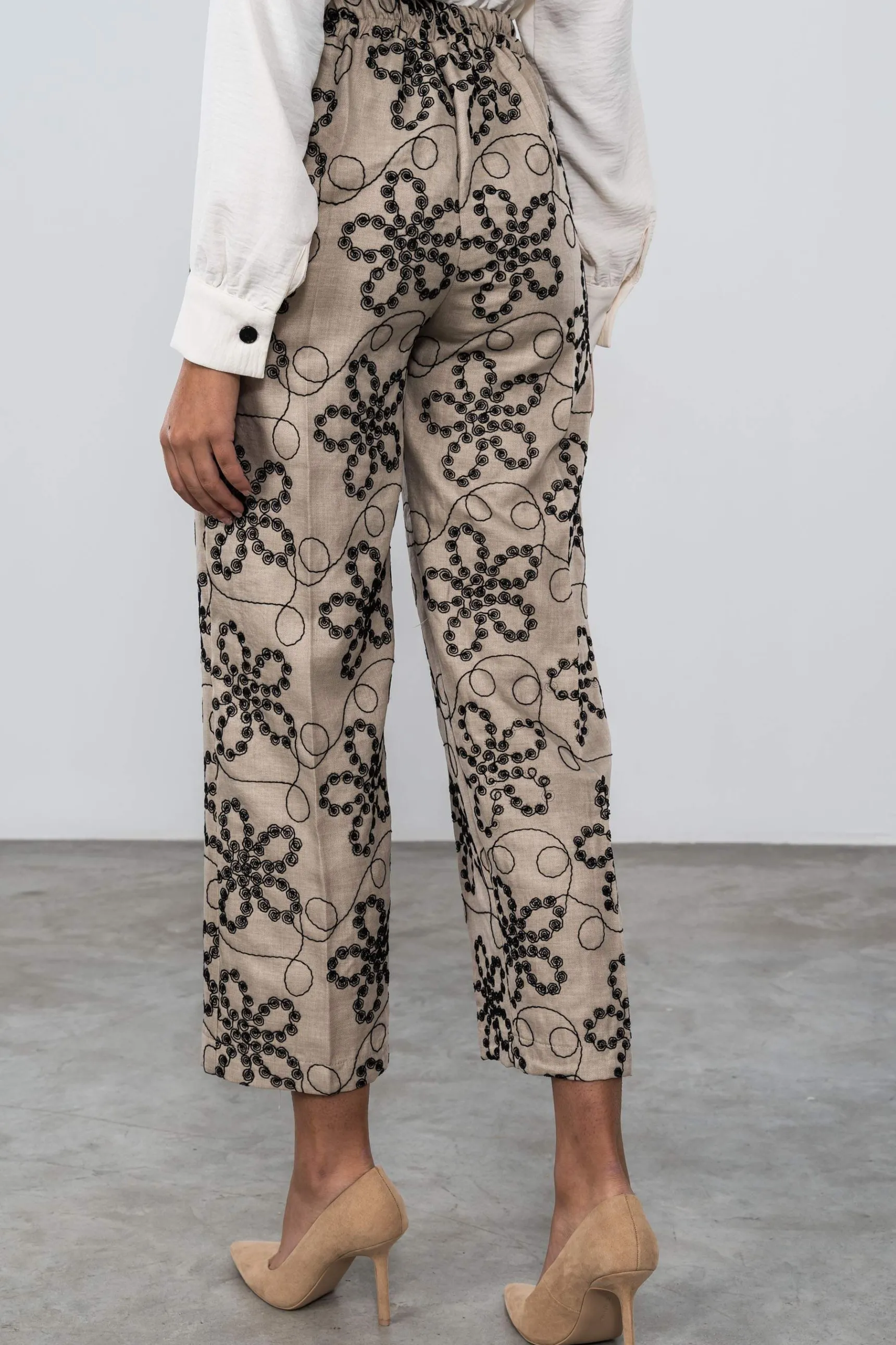 pantaln_bordados_beige_5.webp Precchio Pantalones<PANTALÓN BORDADOS BEIGE