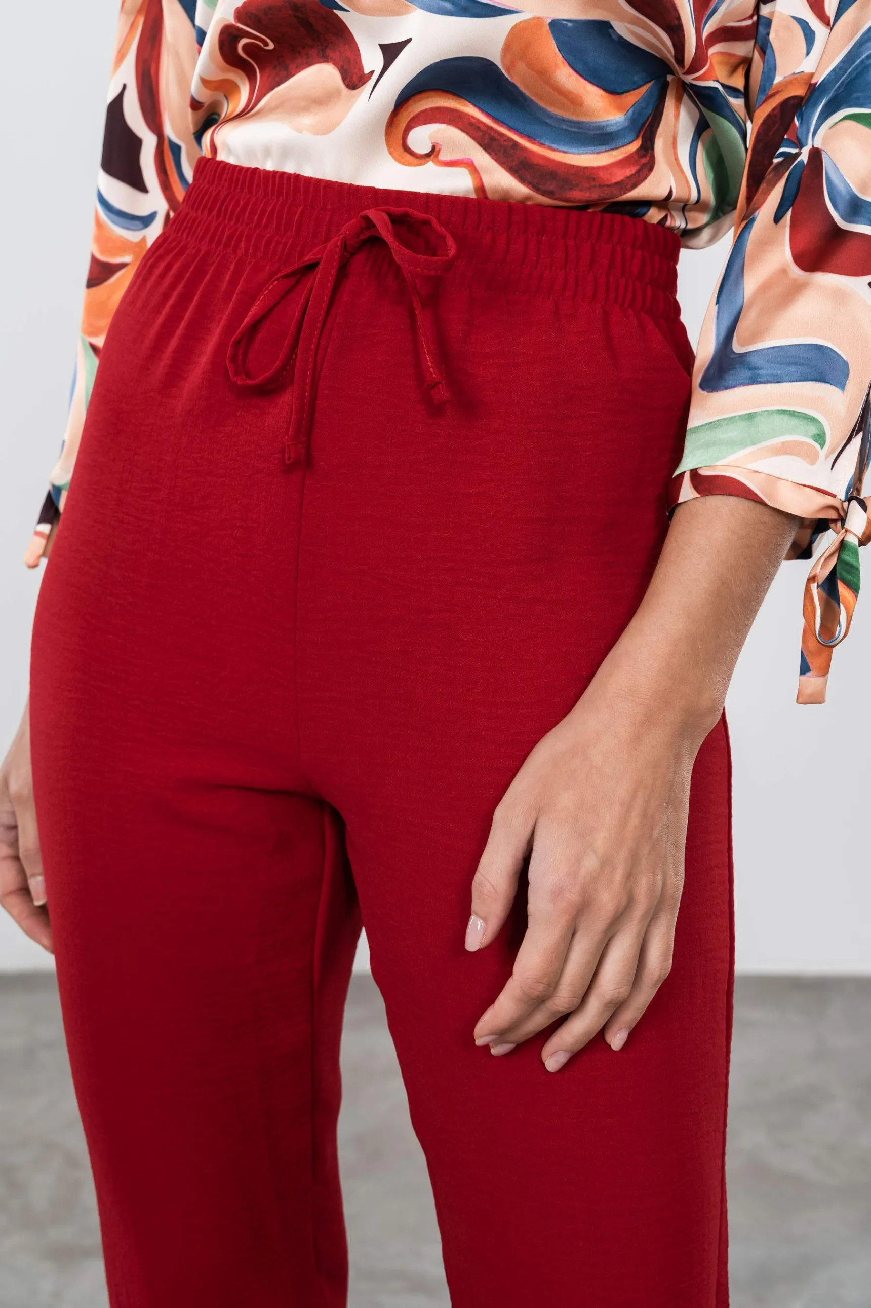 pantaln_holgado_cordn_roj_2.webp Precchio Pantalones<PANTALÓN HOLGADO CORDÓN ROJO