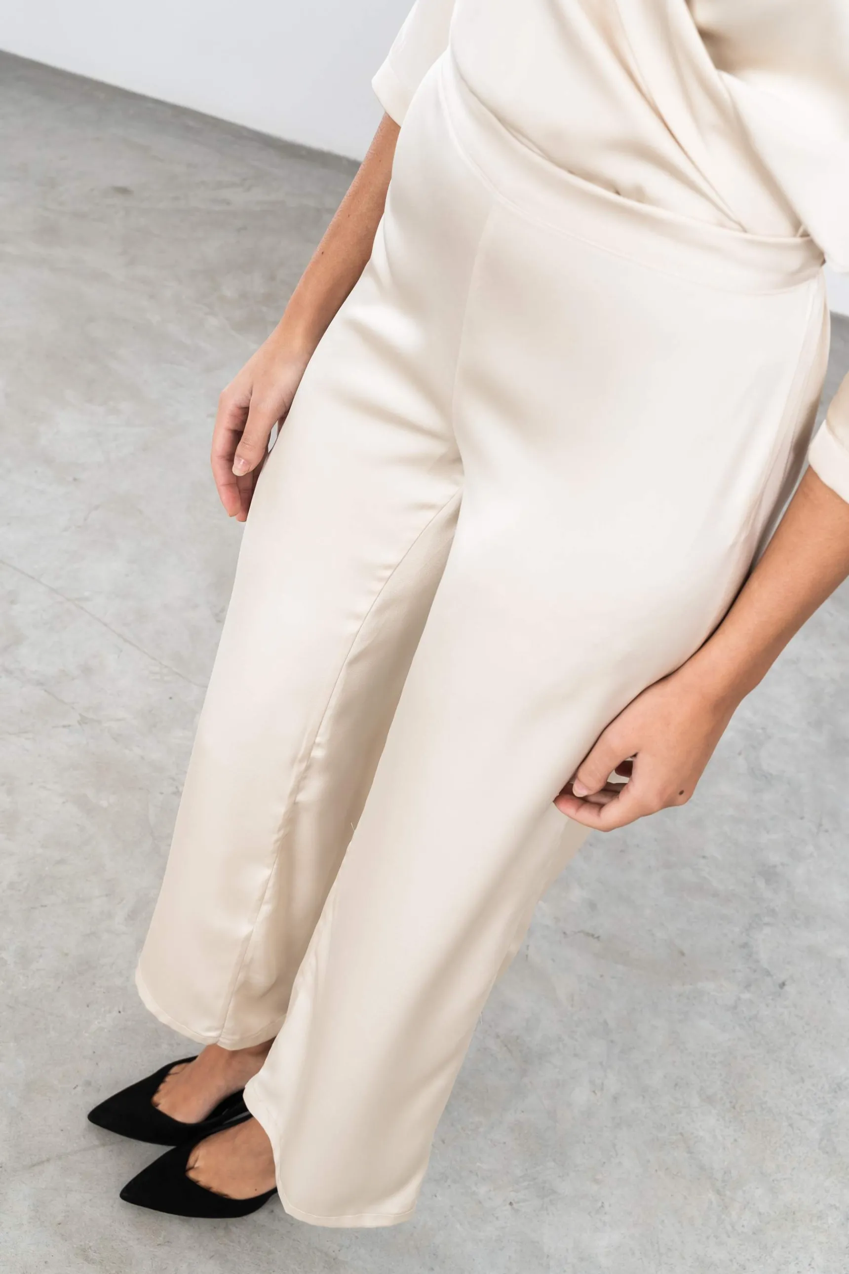 pantaln_satinado_beige_2.webp Precchio Pantalones<PANTALÓN SATINADO BEIGE