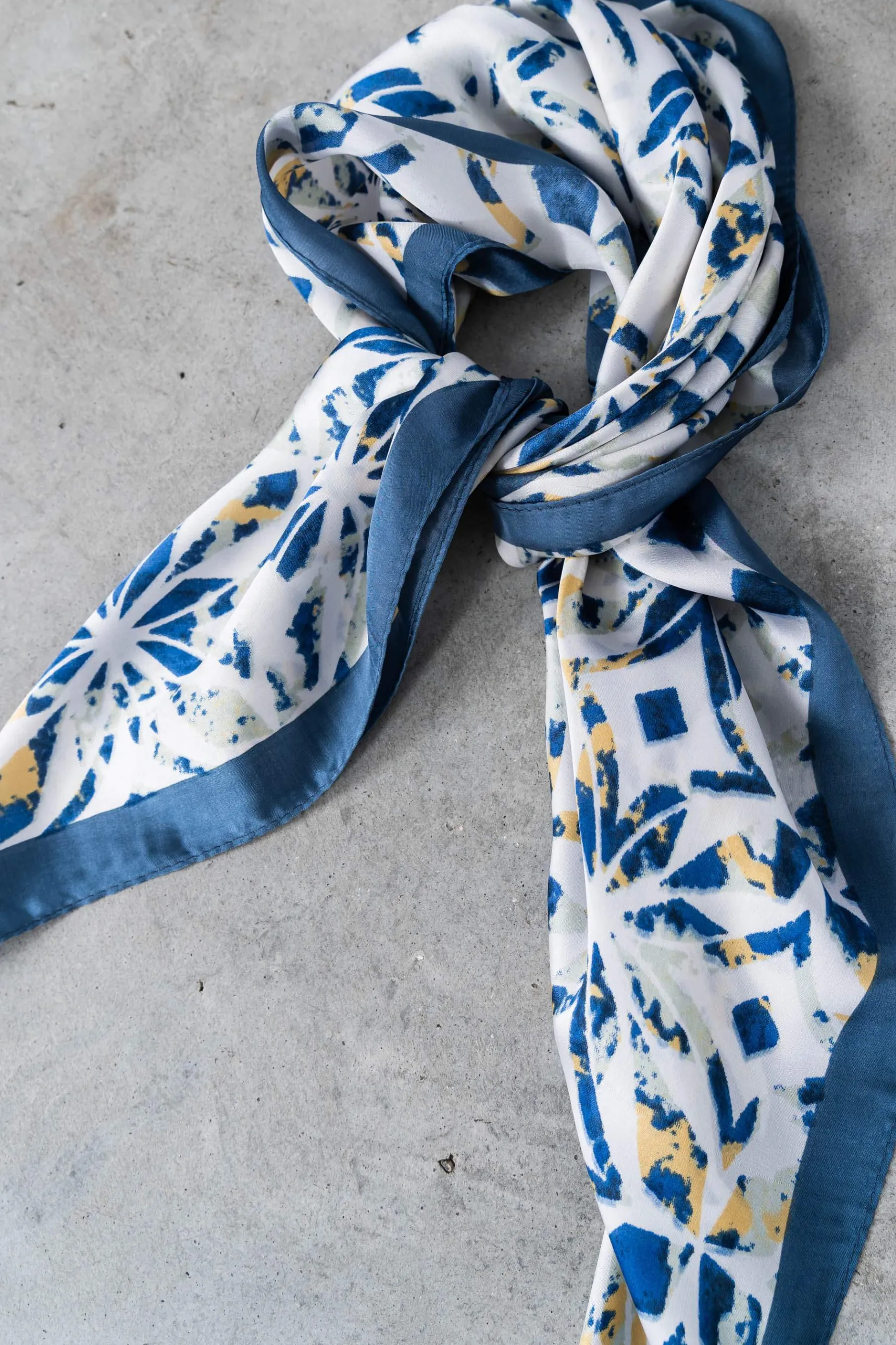 pauelo_azulejo_2.webp Precchio Foulards Y Estolas<PAÑUELO AZULEJO