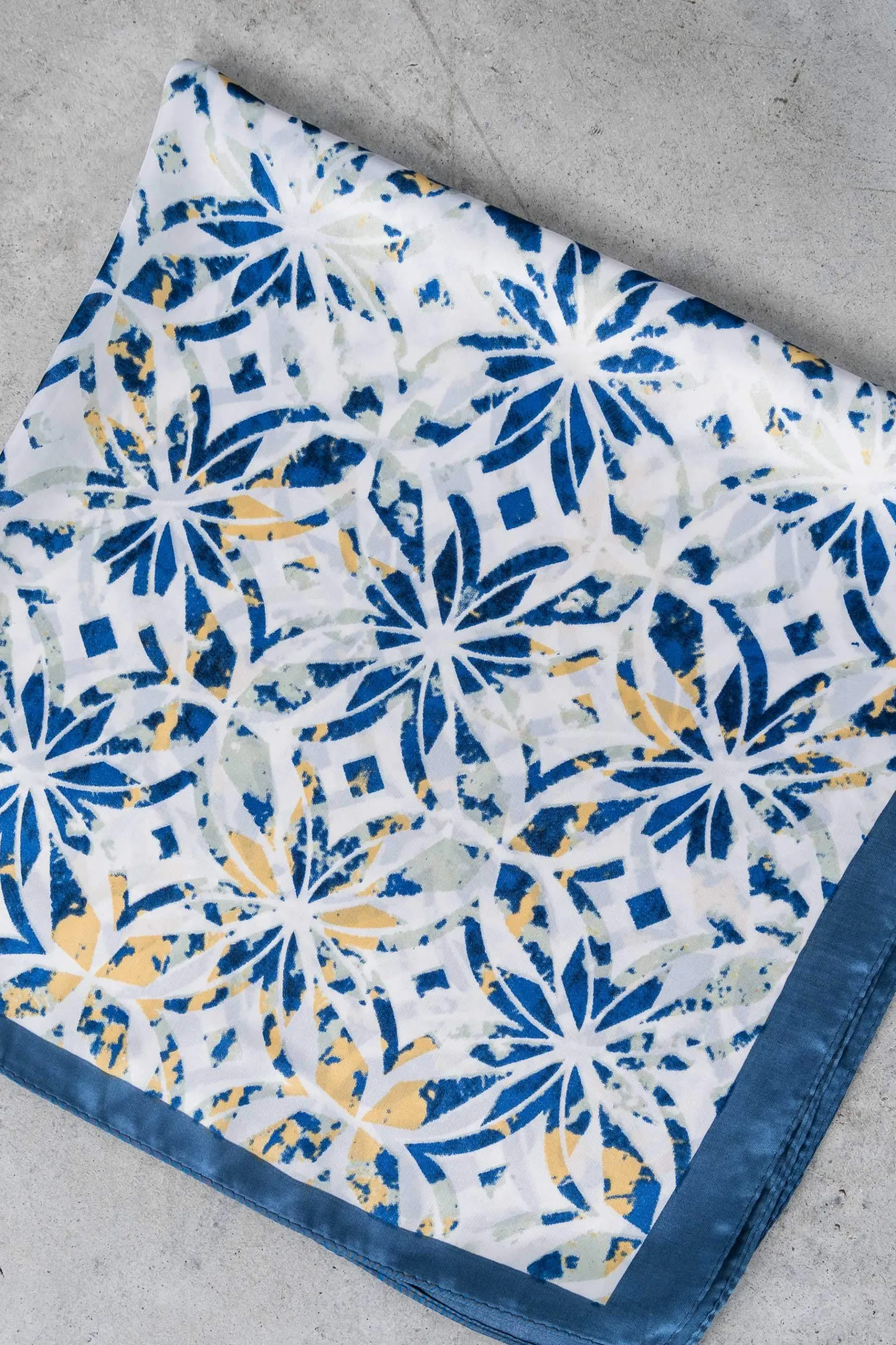 pauelo_azulejo_3.webp Precchio Foulards Y Estolas<PAÑUELO AZULEJO