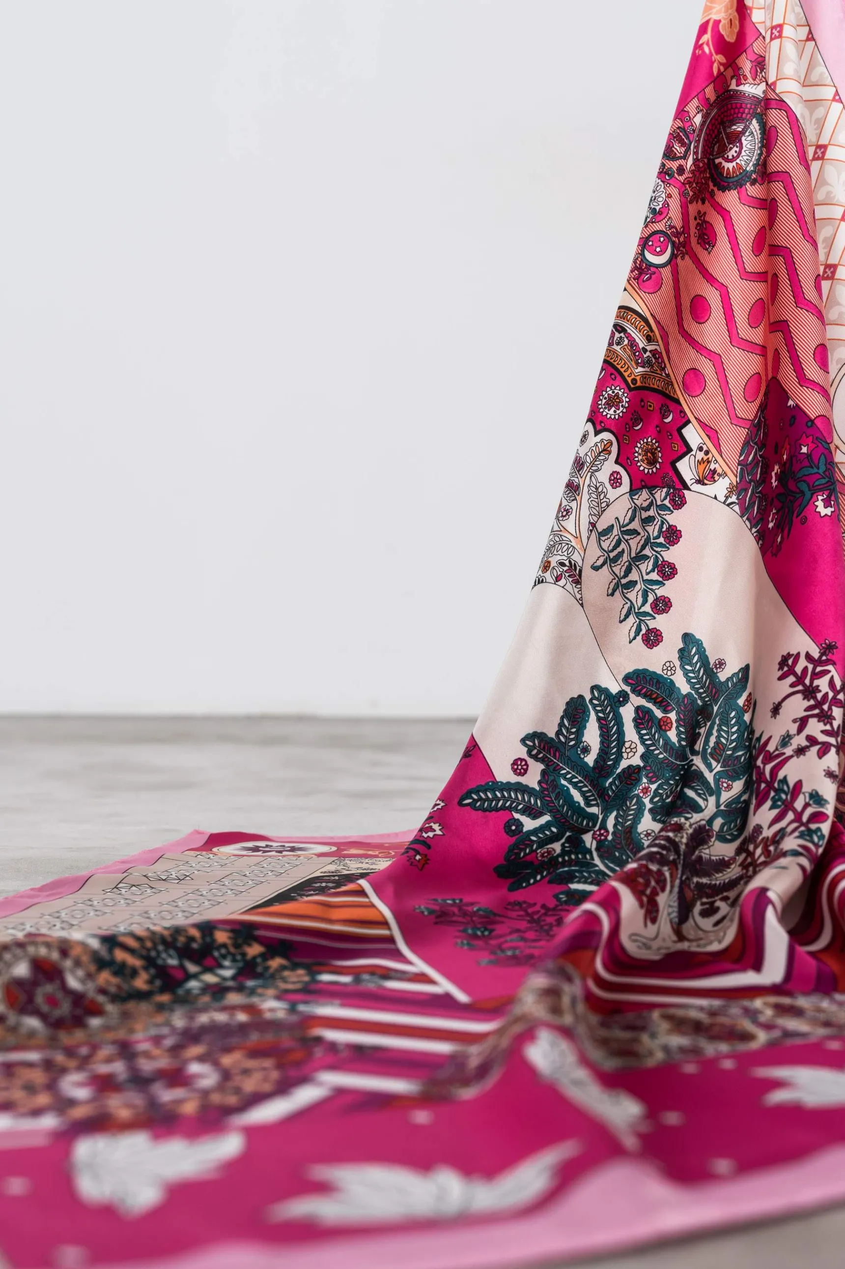 pauelo_patchwork_2.webp Precchio Foulards Y Estolas<PAÑUELO PATCHWORK