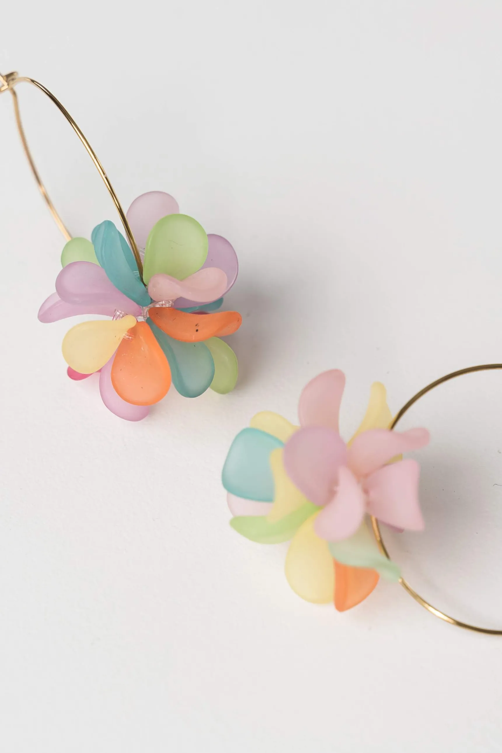 pendiente_aros_flor_resin_2-1.webp Precchio Bisuteria<PENDIENTE AROS FLOR RESINA MULTICOLOR