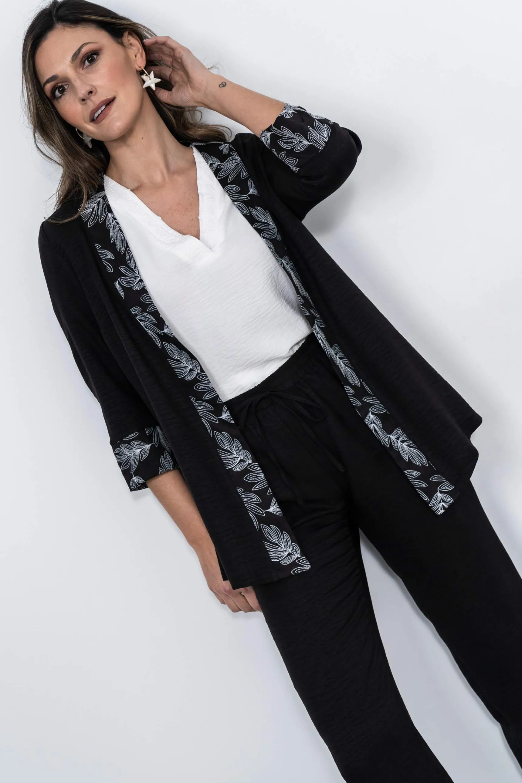 sobrecamisa_detalle_borda_2-2.webp Precchio Chaquetas<SOBRECAMISA DETALLE BORDADOS NEGRO