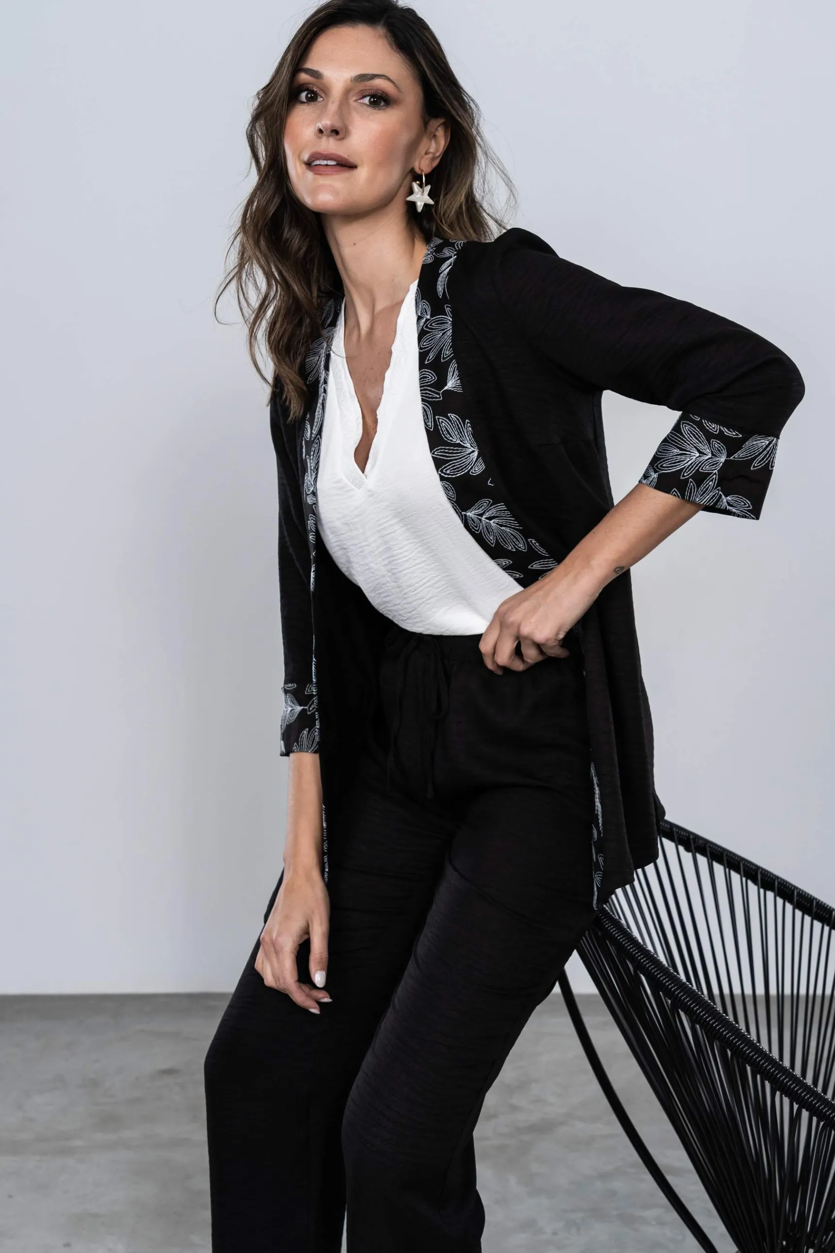 sobrecamisa_detalle_borda_4-2.webp Precchio Chaquetas<SOBRECAMISA DETALLE BORDADOS NEGRO