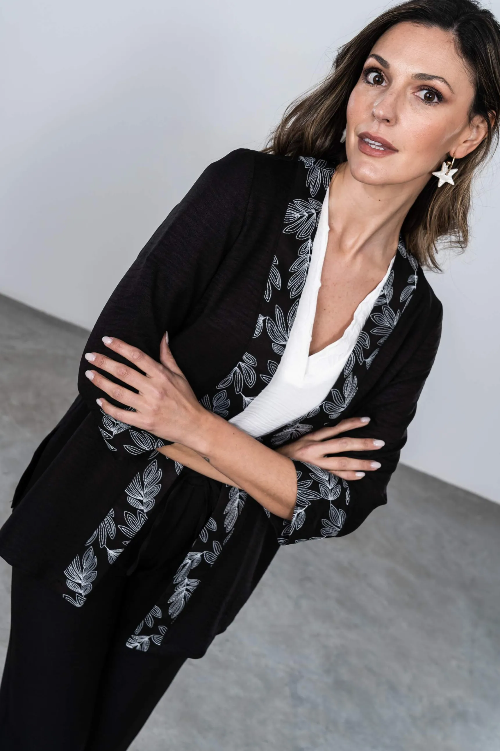sobrecamisa_detalle_borda_6-1.webp Precchio Chaquetas<SOBRECAMISA DETALLE BORDADOS NEGRO